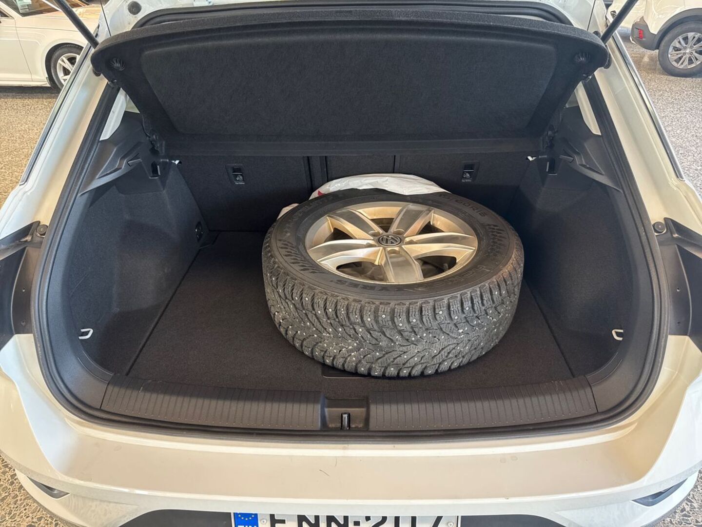 VOLKSWAGEN T-Roc 11