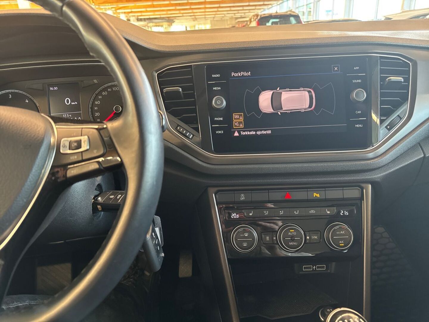 VOLKSWAGEN T-Roc 18