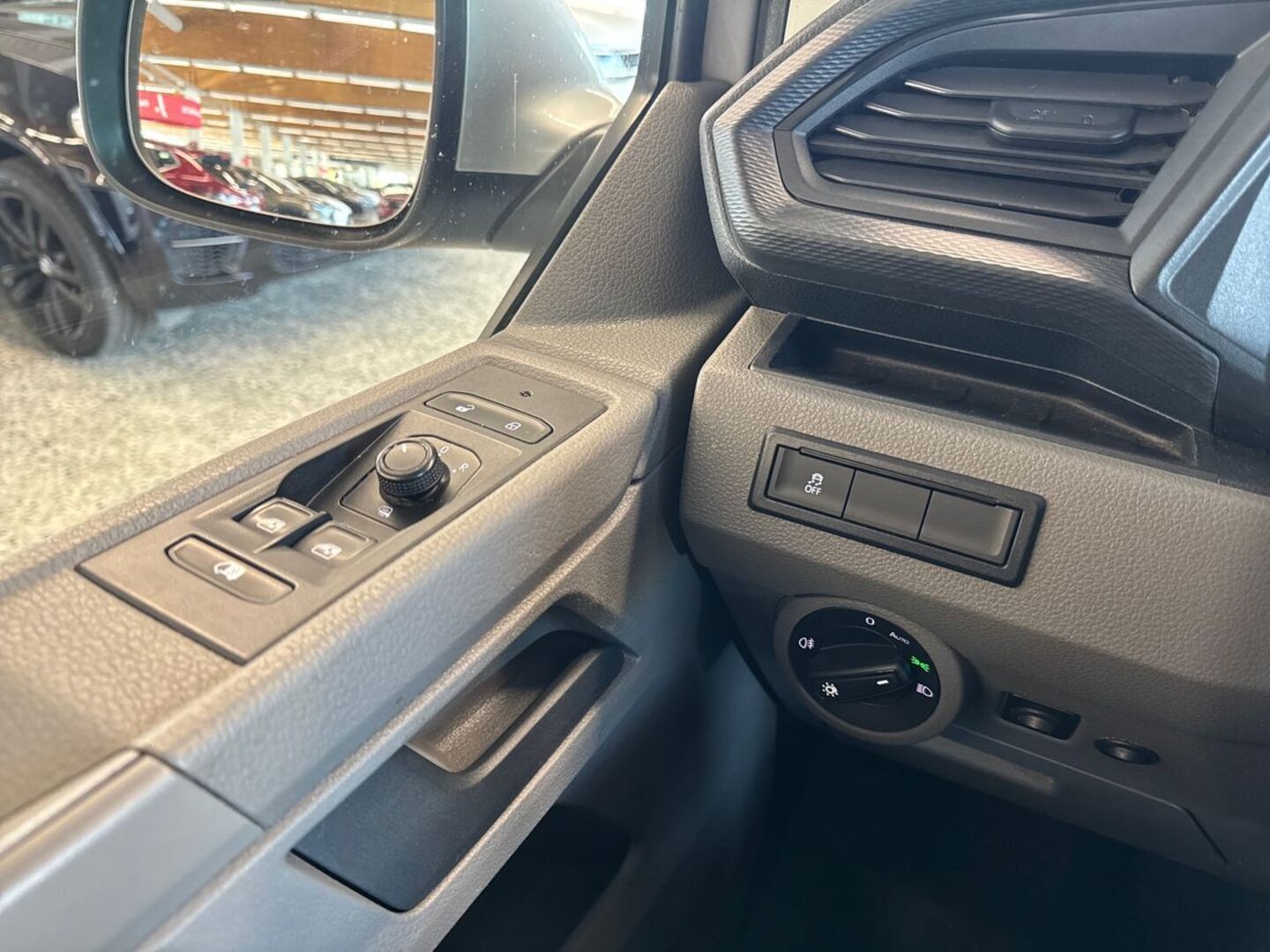 VOLKSWAGEN Transporter 13