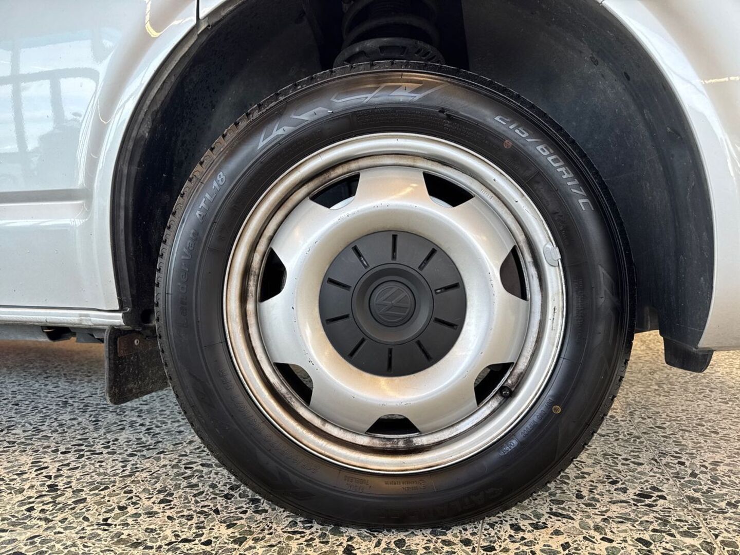 VOLKSWAGEN Transporter 17