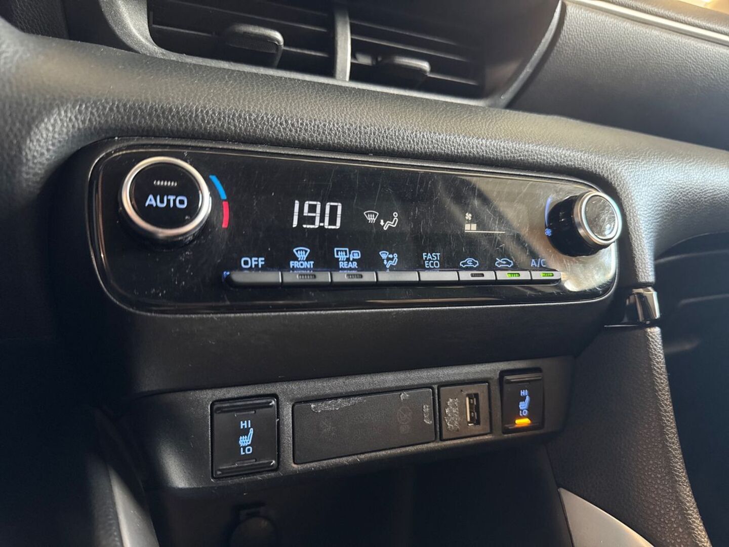 TOYOTA Yaris 23