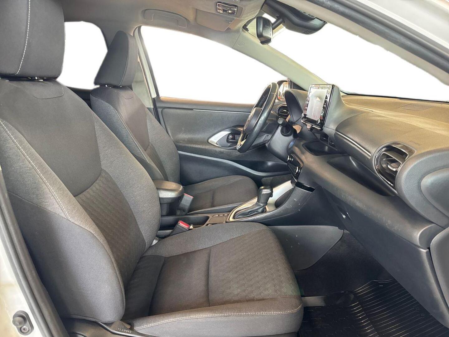 TOYOTA Yaris 9