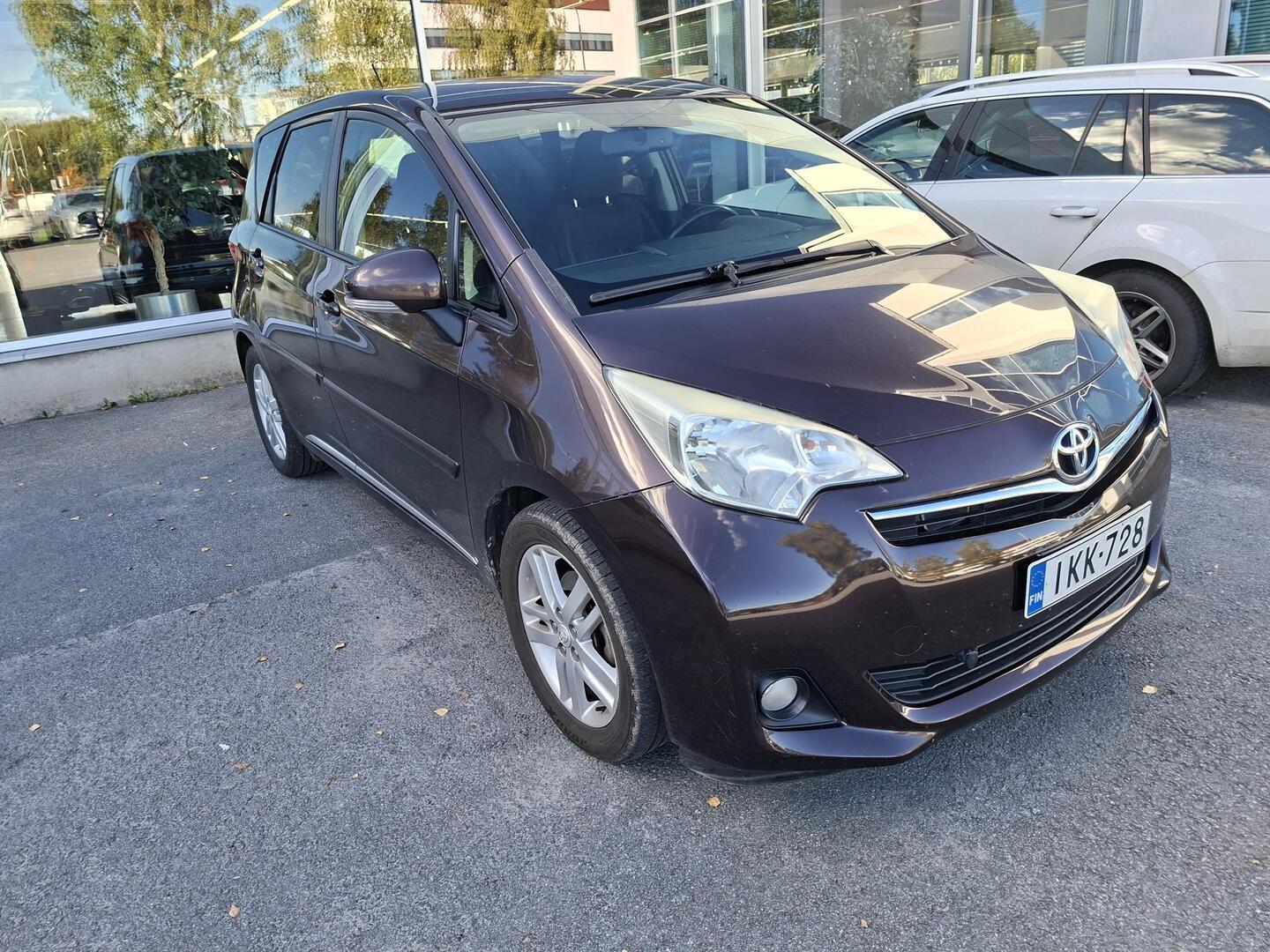 TOYOTA Verso-S 2011