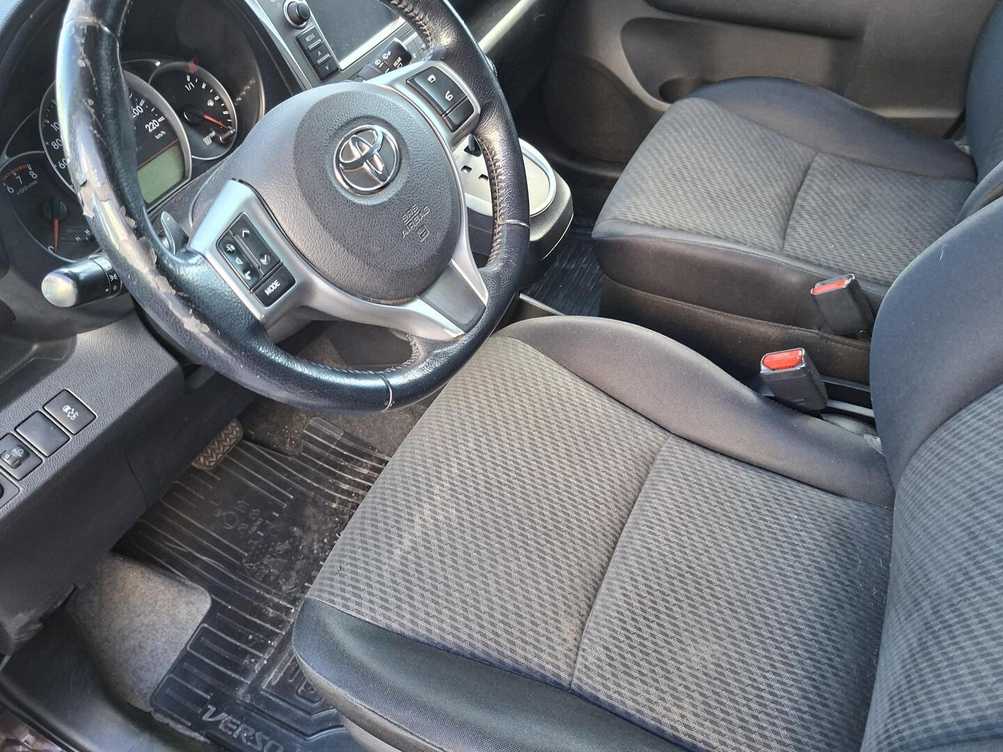 TOYOTA Verso-S 2011