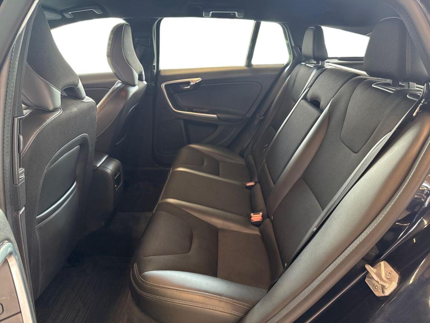 VOLVO V60 2016