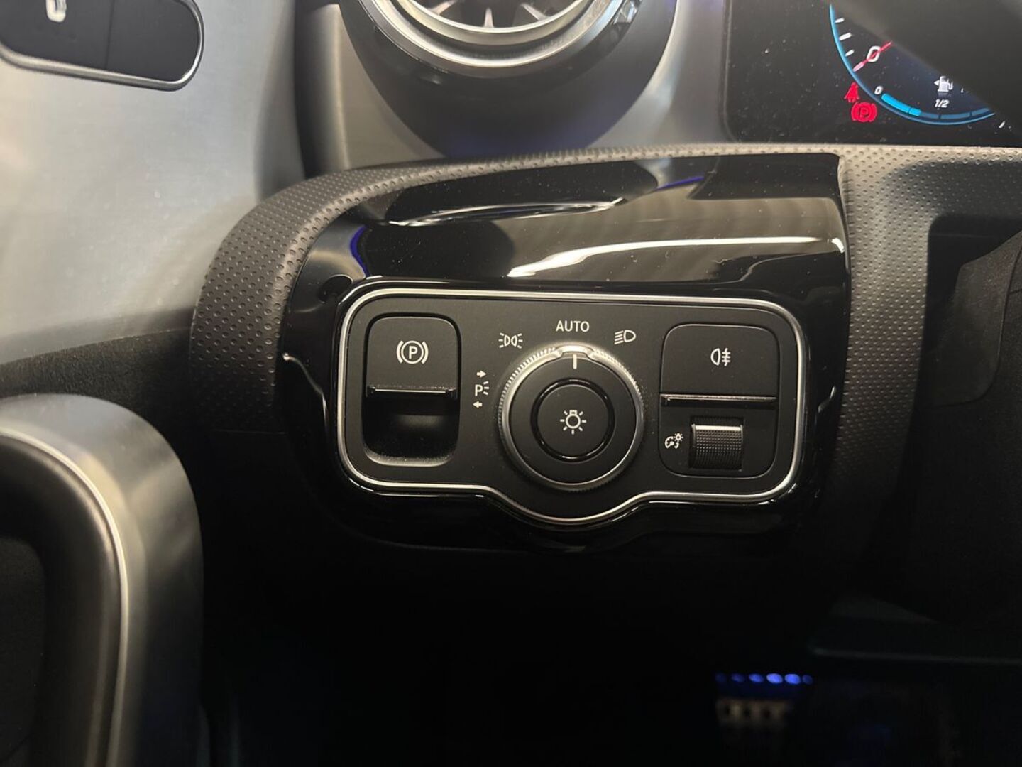 MERCEDES-BENZ CLA 19