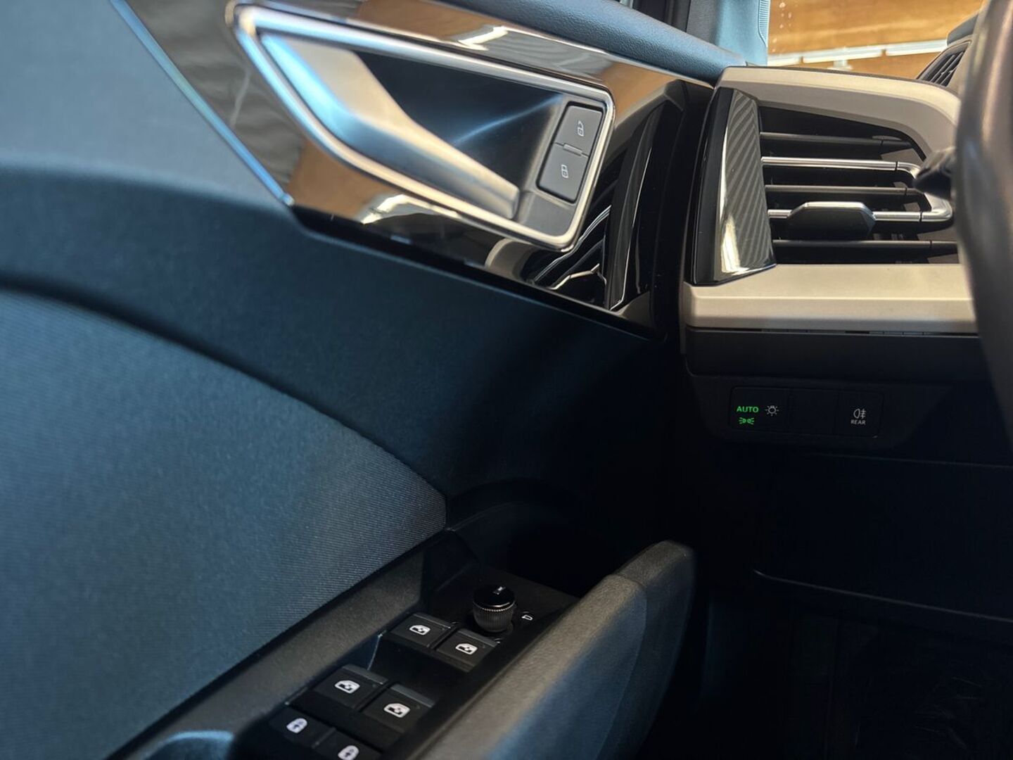 AUDI Q4 e-tron 17