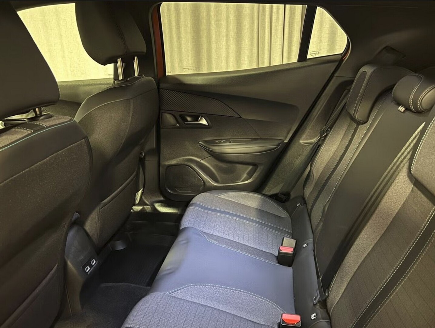 PEUGEOT e-2008 2023
