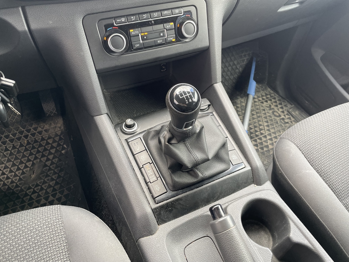 VOLKSWAGEN Amarok 2015