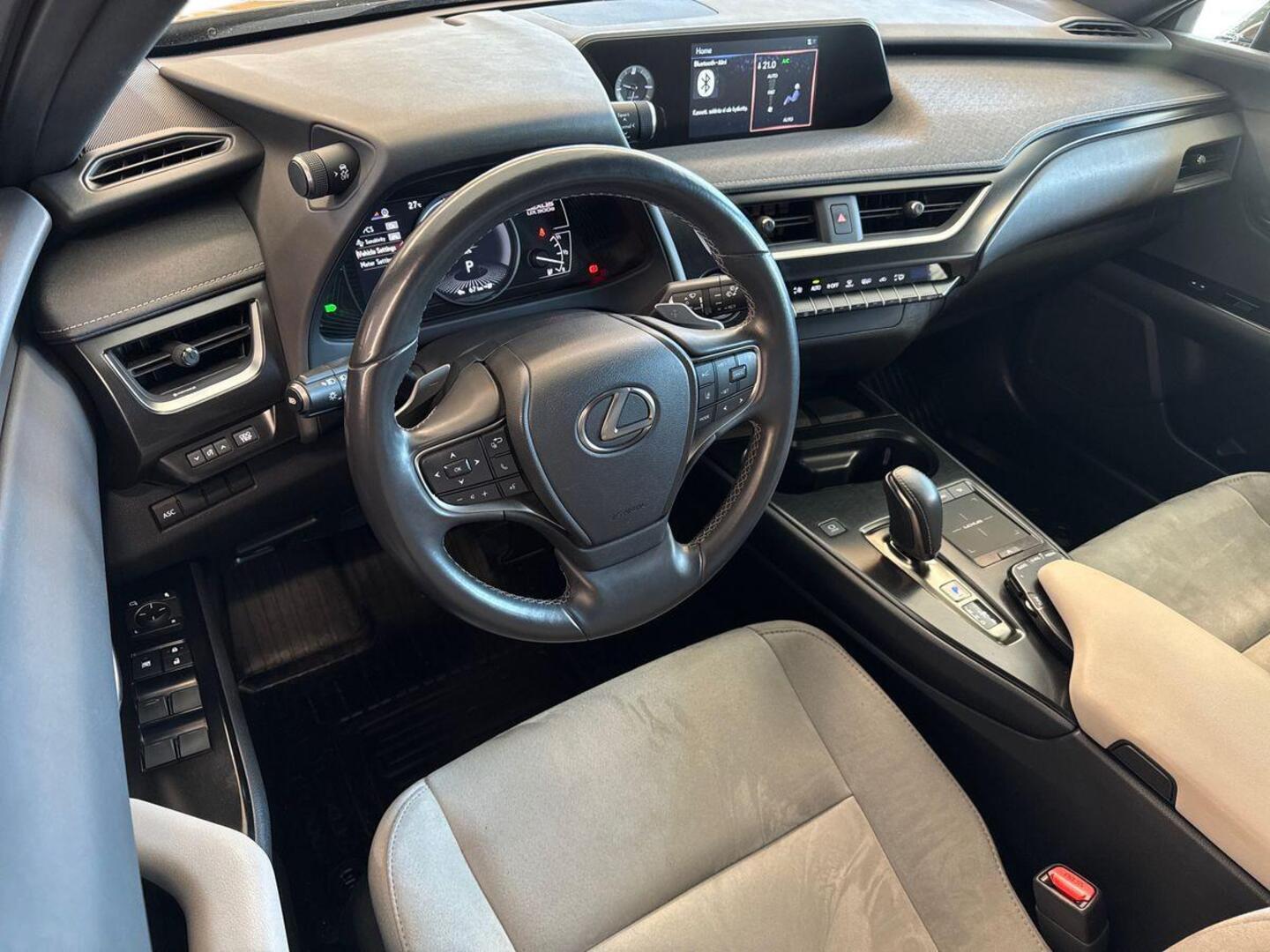 LEXUS UX 2021