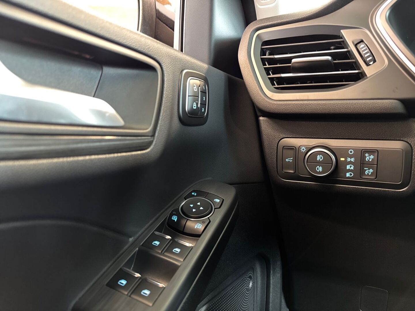 FORD Kuga 13