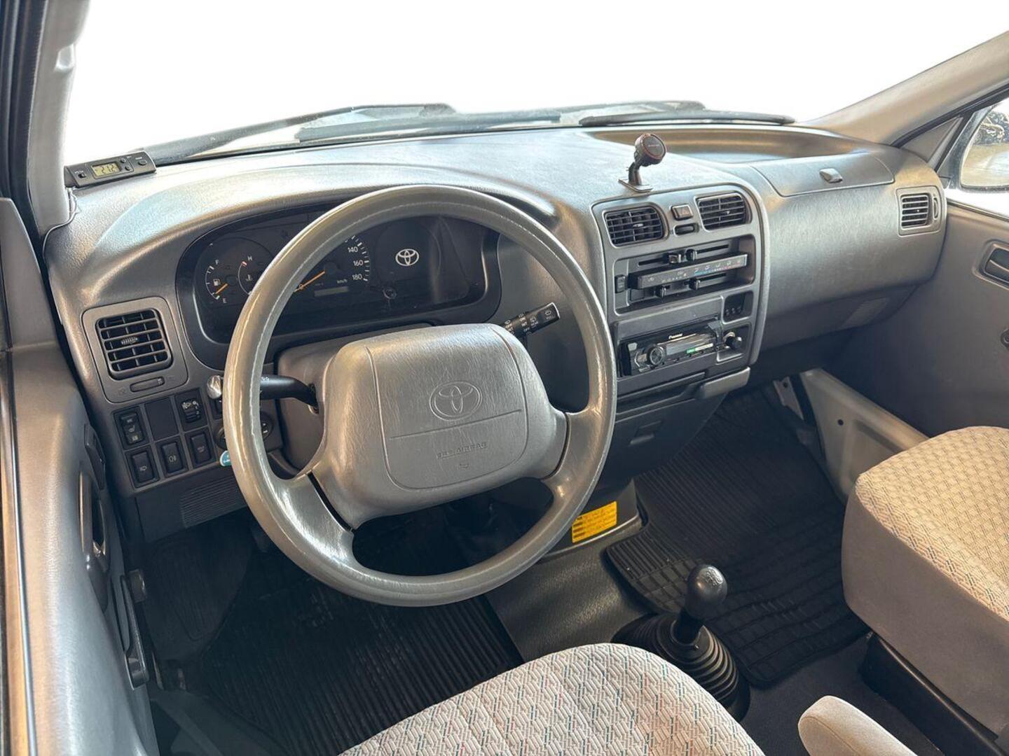 TOYOTA Hiace 2006