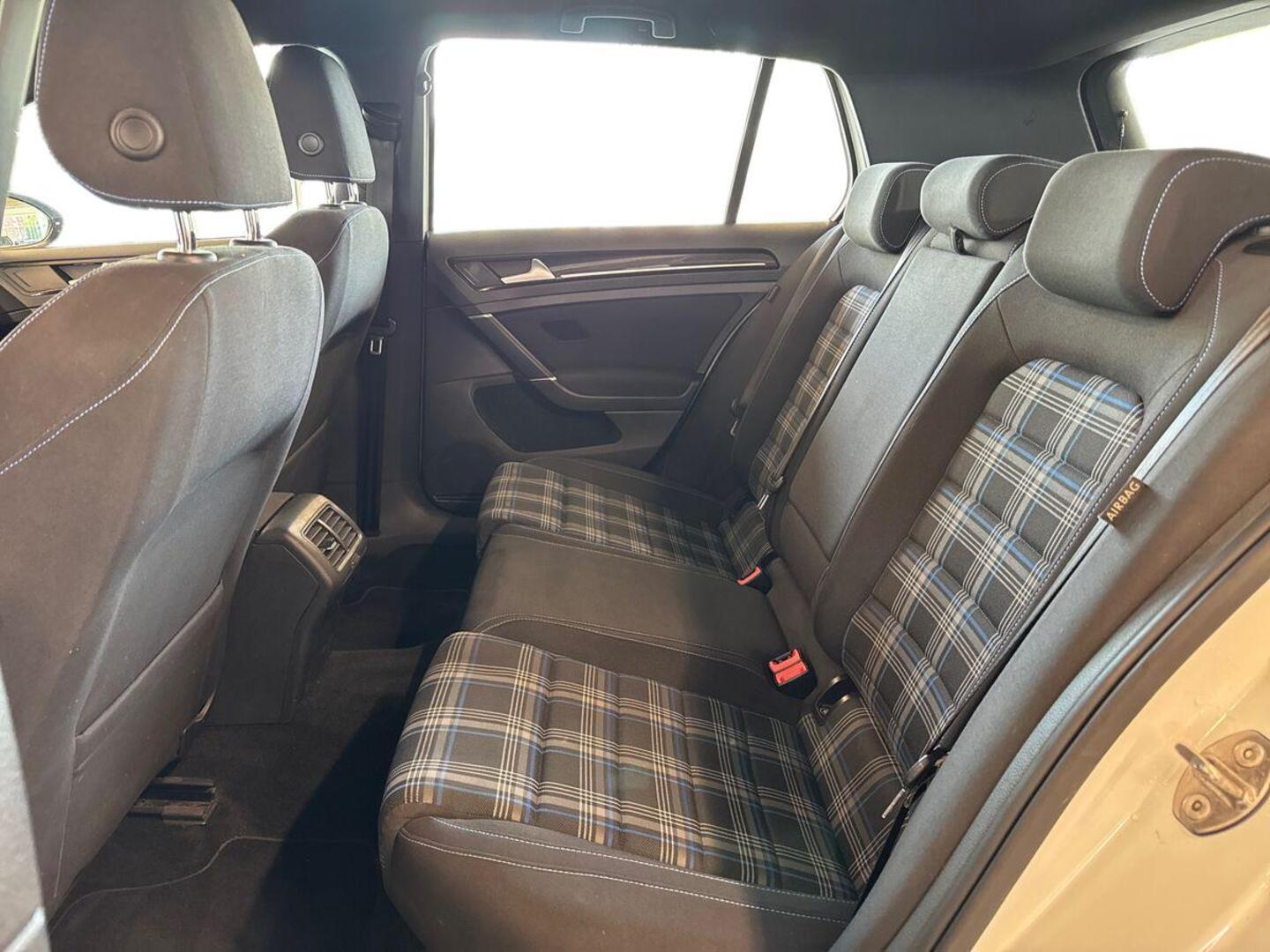 VOLKSWAGEN Golf 8