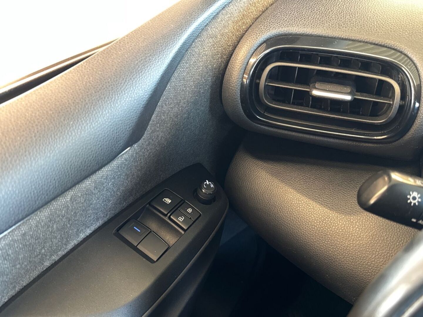 TOYOTA Yaris 21
