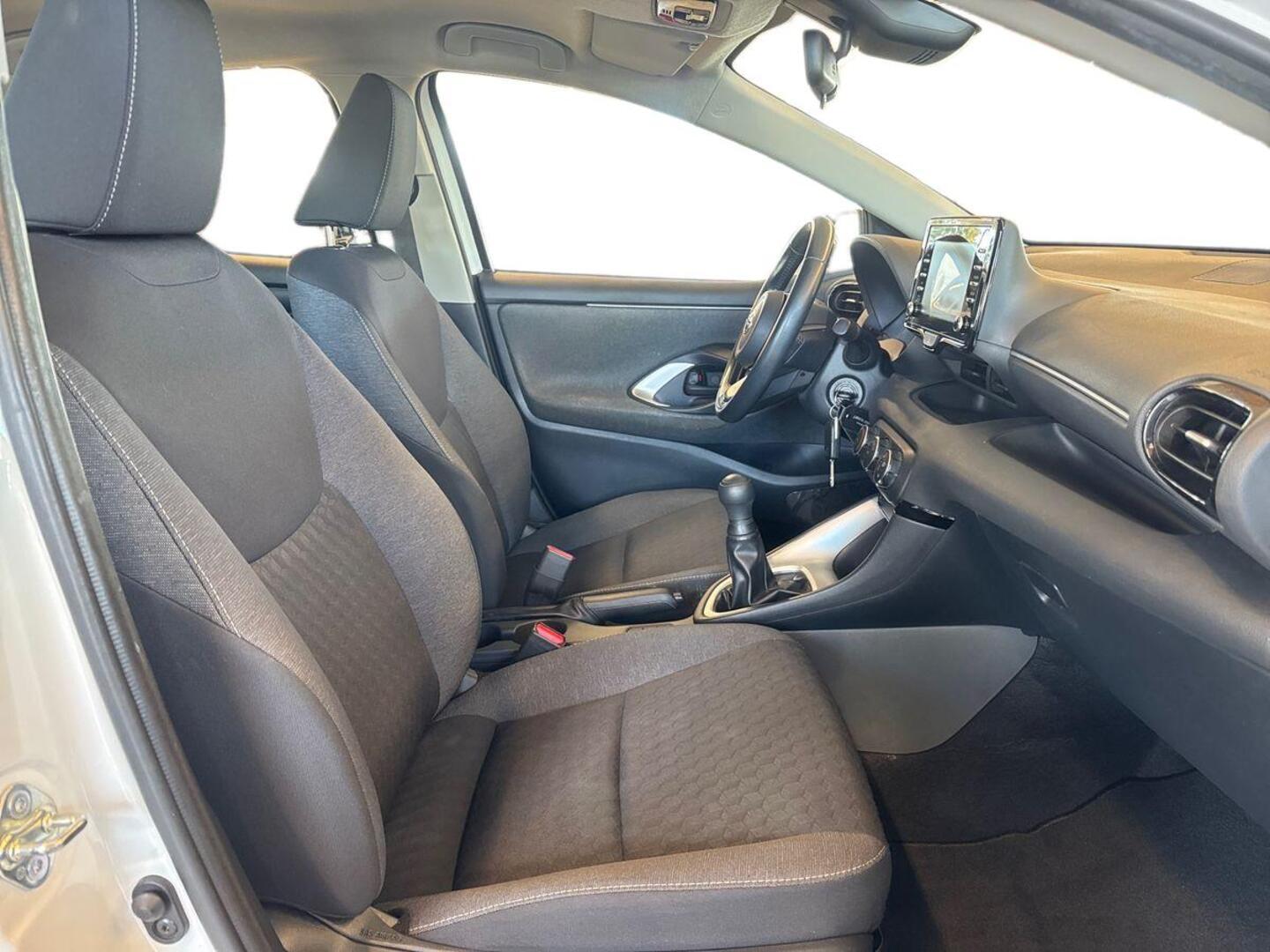 TOYOTA Yaris 9