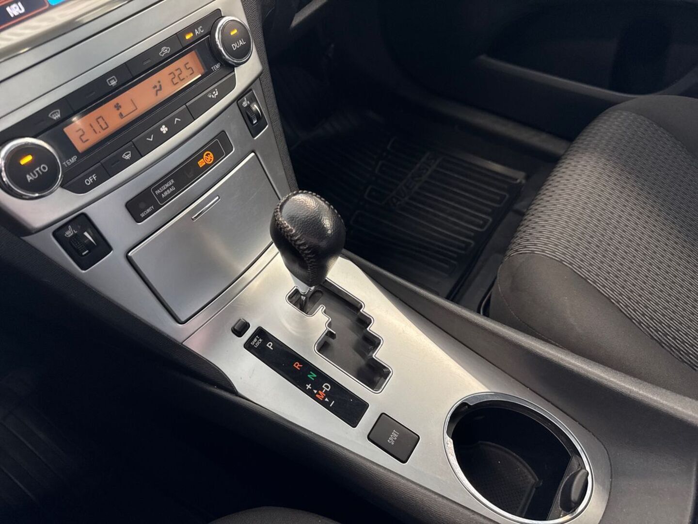 TOYOTA Avensis 2013