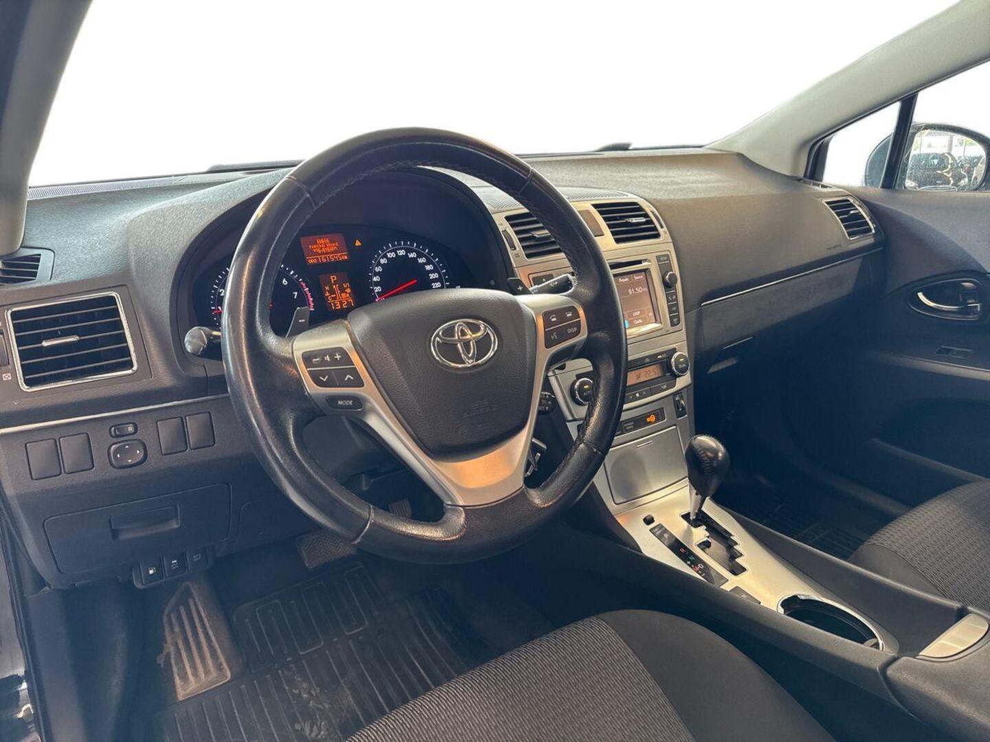 TOYOTA Avensis 2013