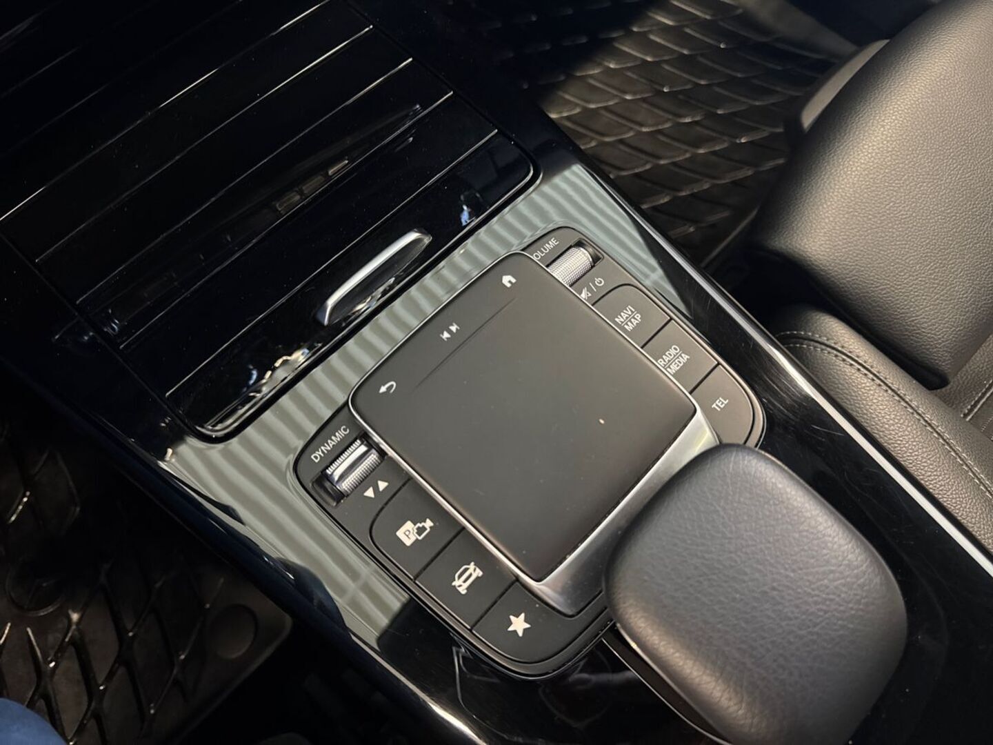 MERCEDES-BENZ CLA 22