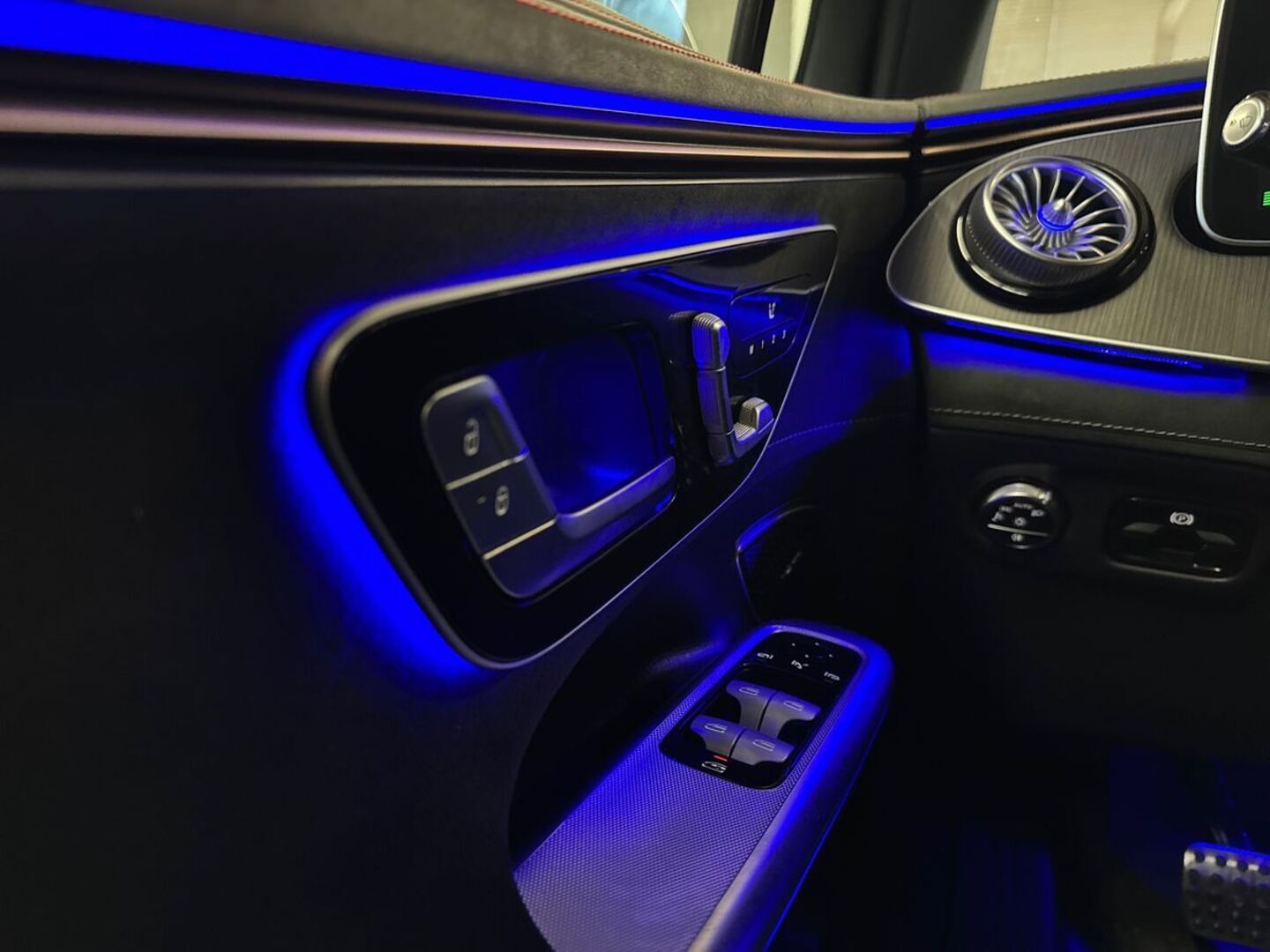 MERCEDES-BENZ EQE SUV 2025