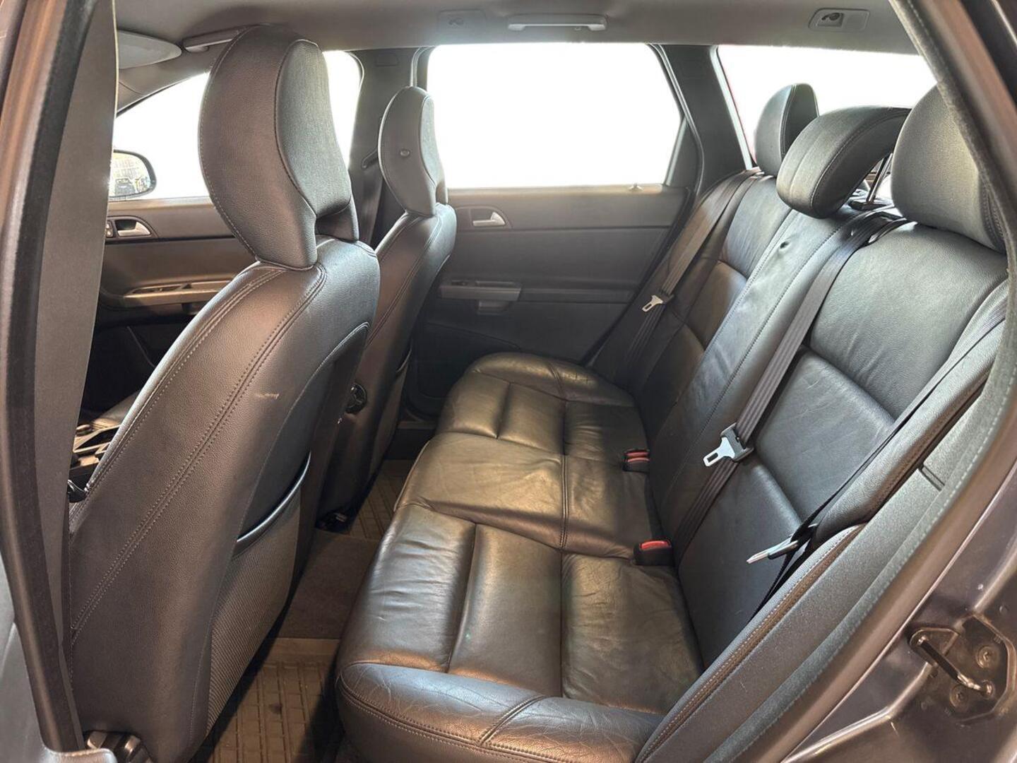 VOLVO V50 10