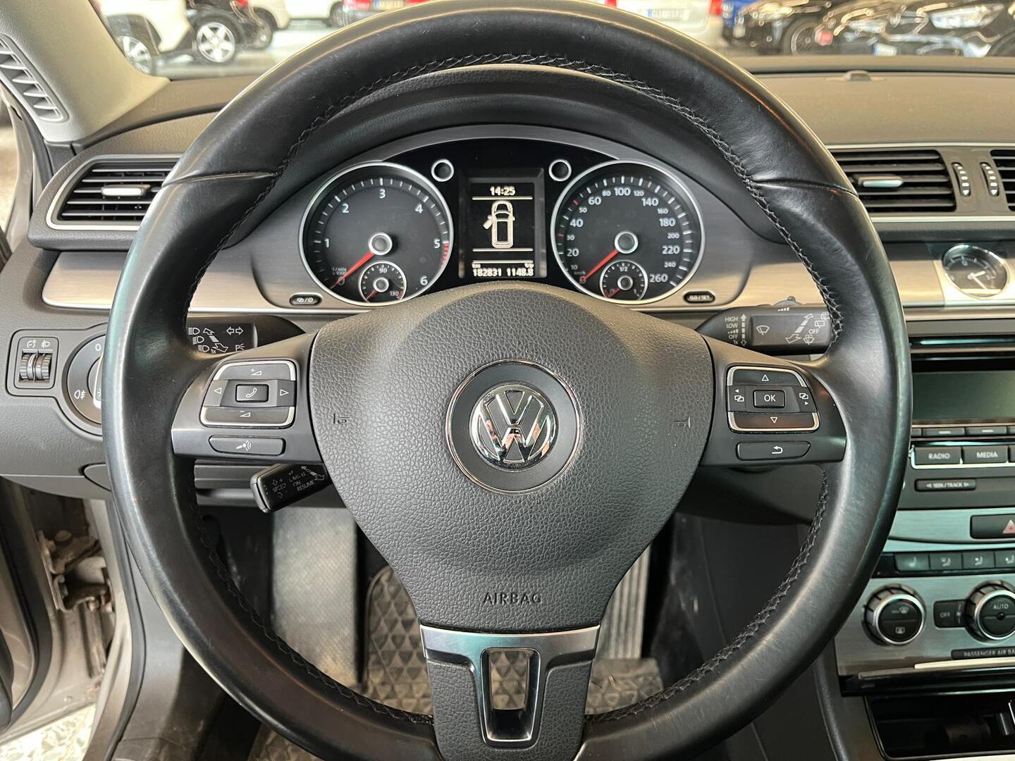 VOLKSWAGEN Passat 2014