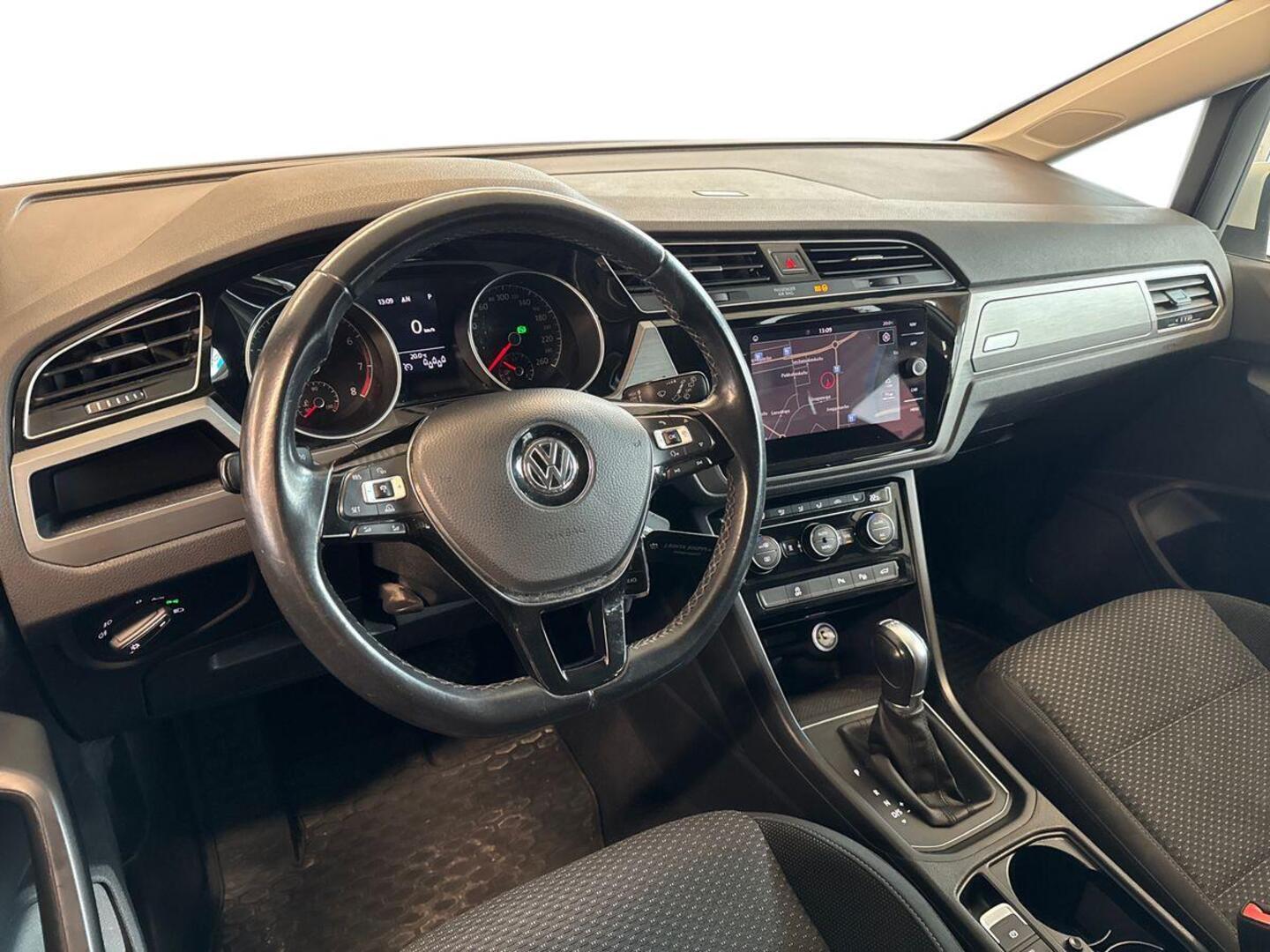VOLKSWAGEN Touran 2018