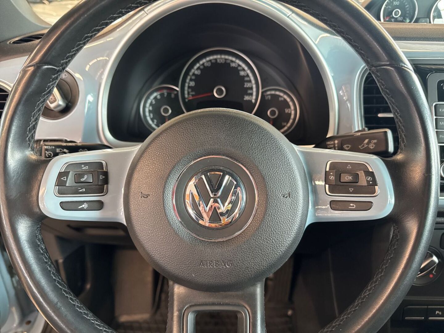 VOLKSWAGEN Beetle 2012