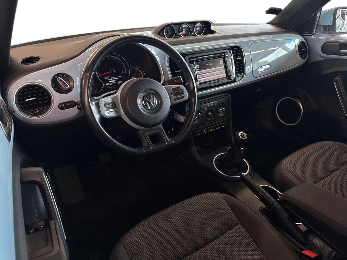 VOLKSWAGEN Beetle 2012
