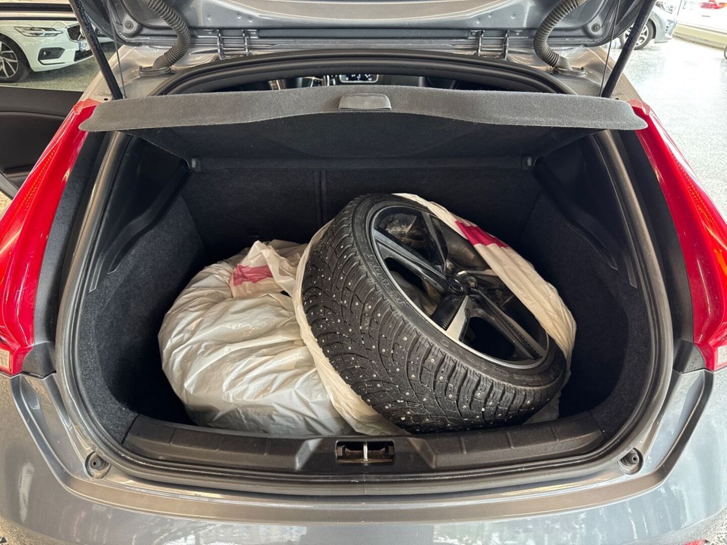 VOLVO V40 11
