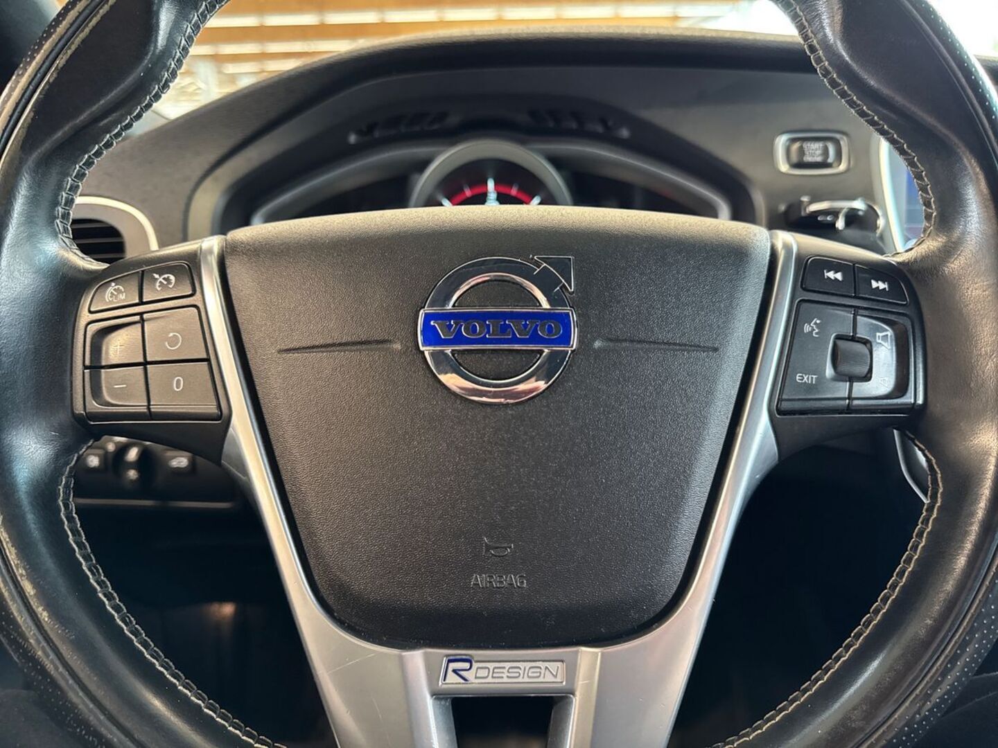 VOLVO V40 15