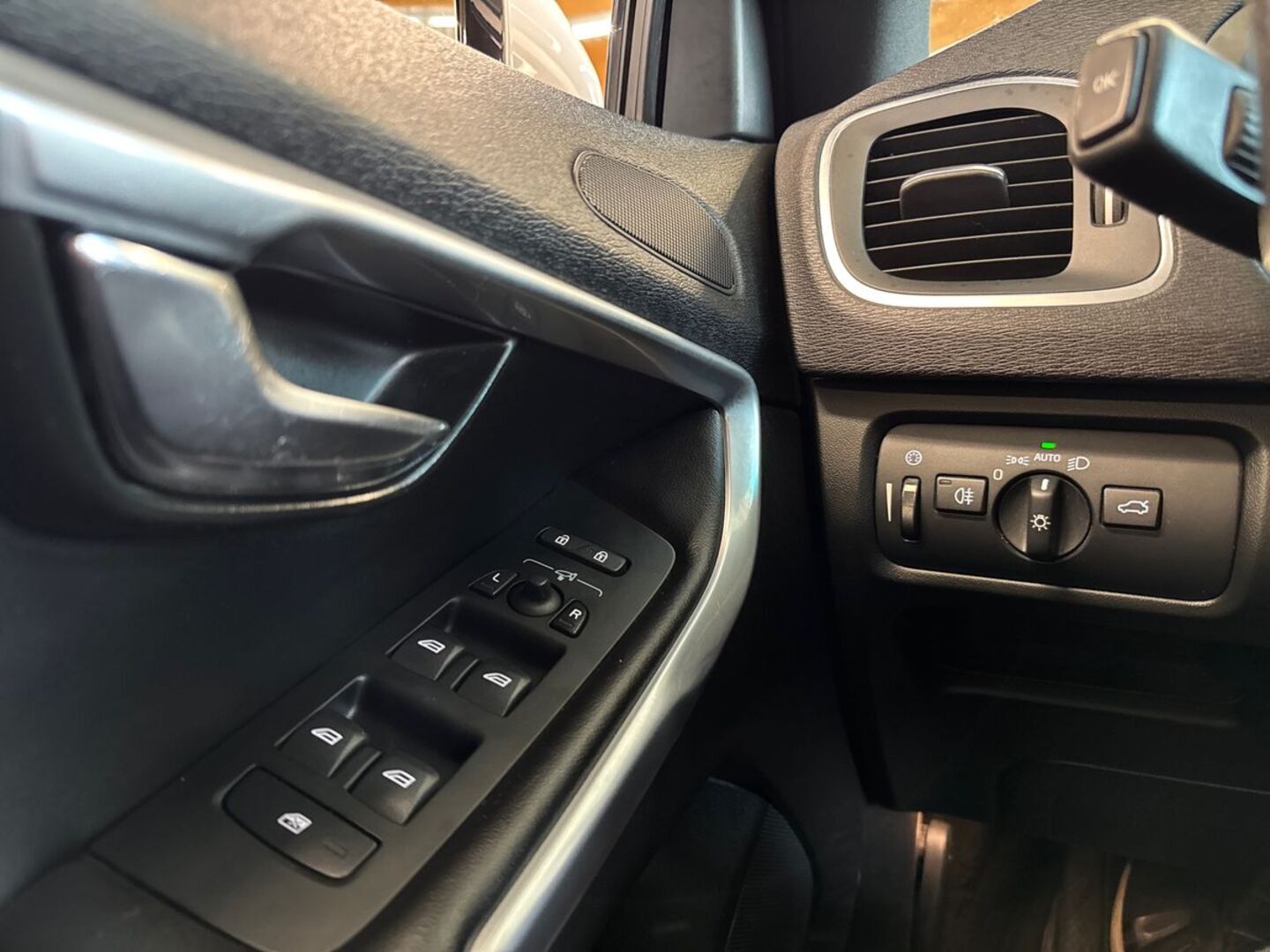 VOLVO V40 18