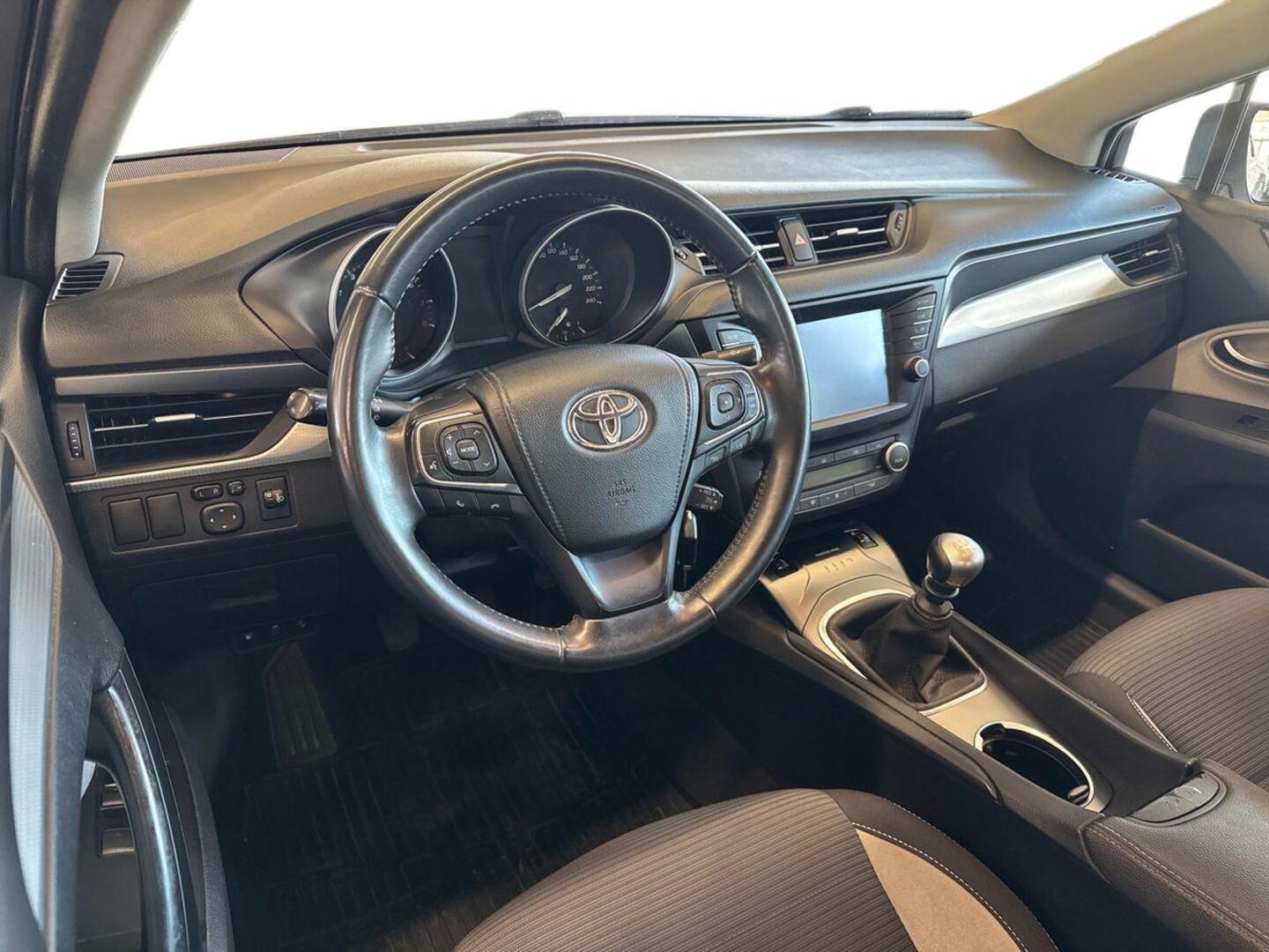 TOYOTA Avensis 2015