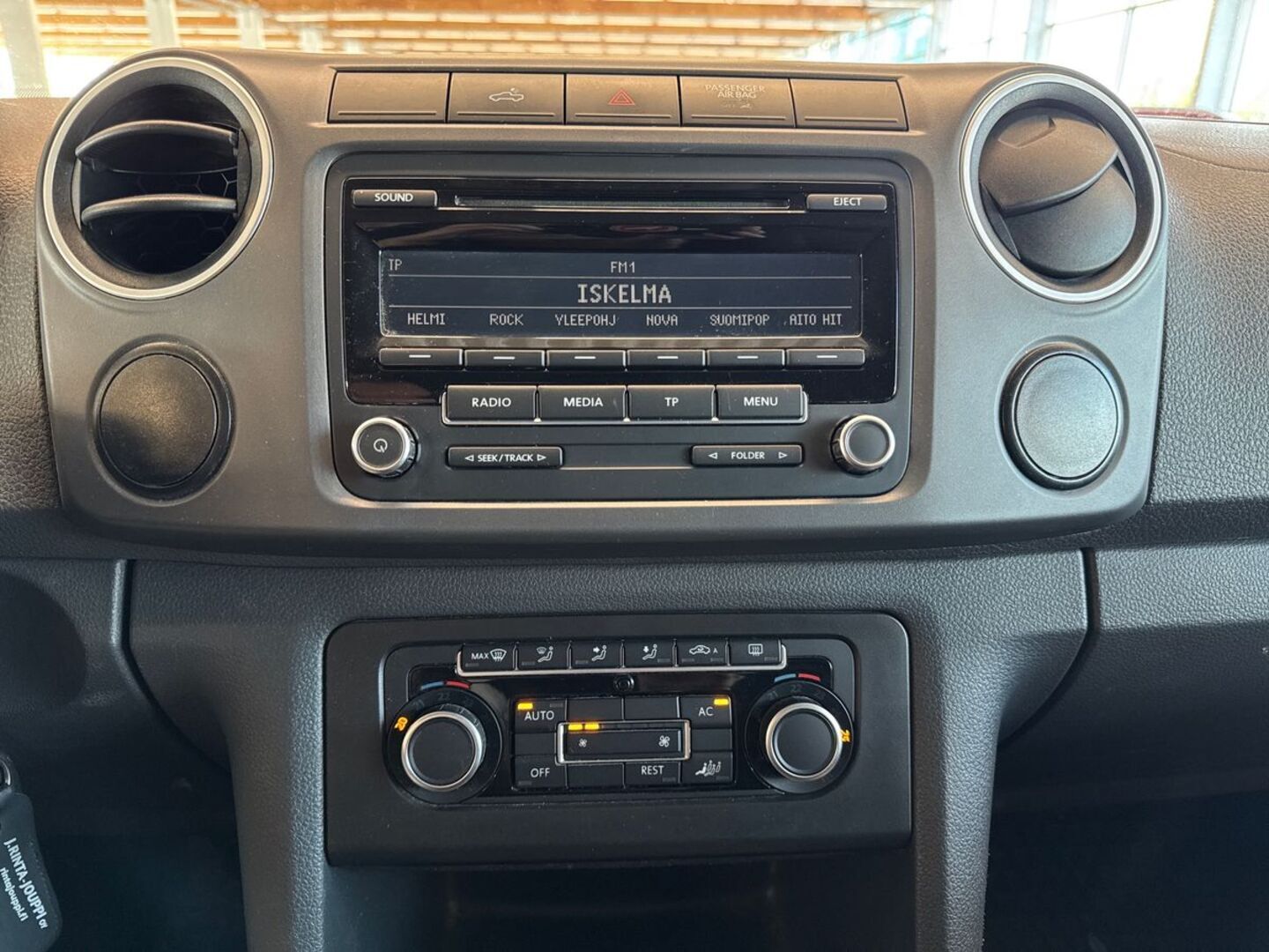 VOLKSWAGEN Amarok 2012