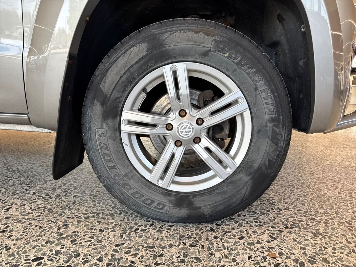 VOLKSWAGEN Amarok 2012