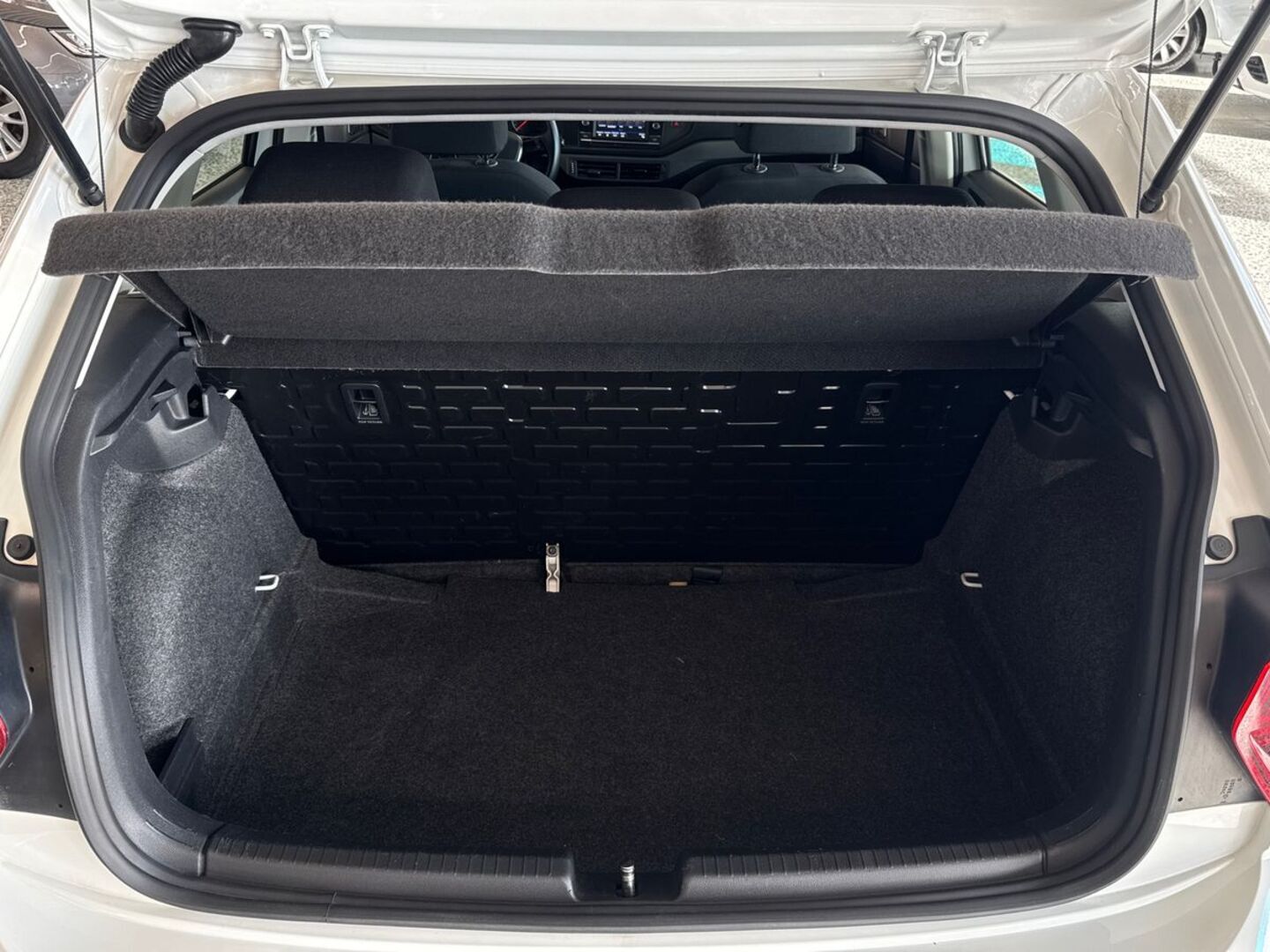 VOLKSWAGEN Polo 11