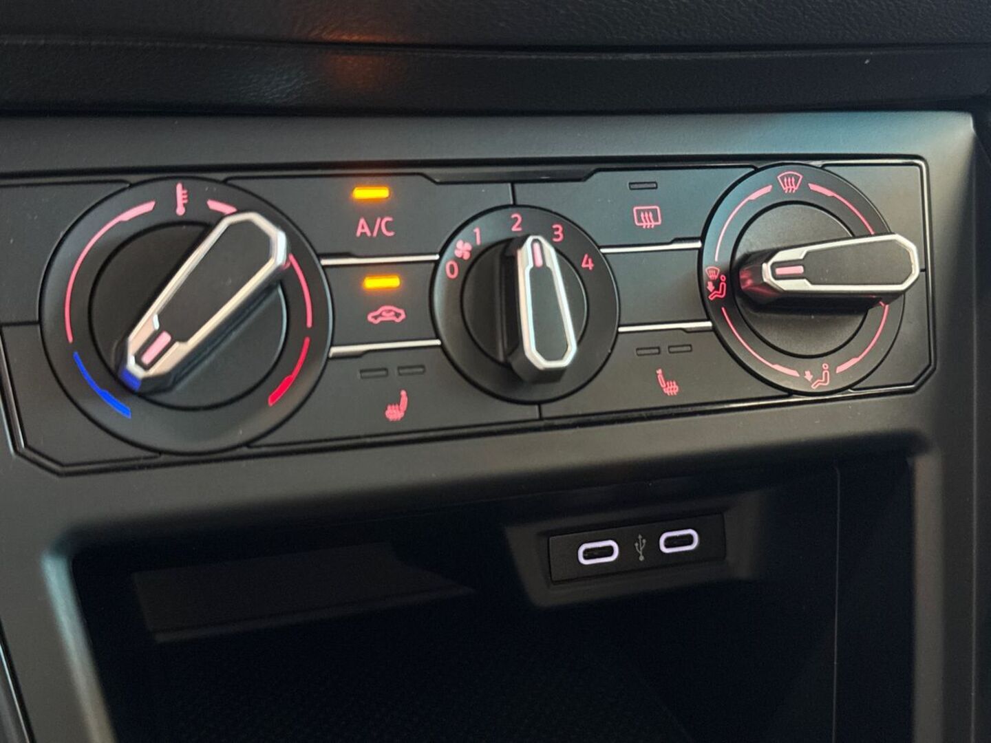 VOLKSWAGEN Polo 22
