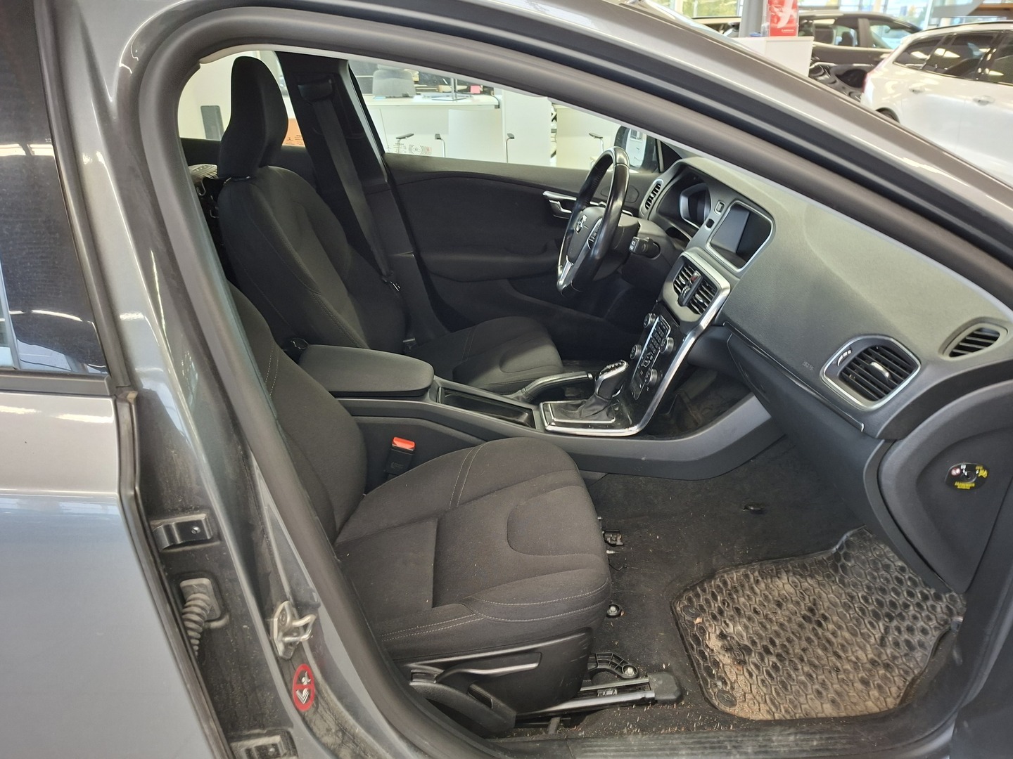 VOLVO V40 7