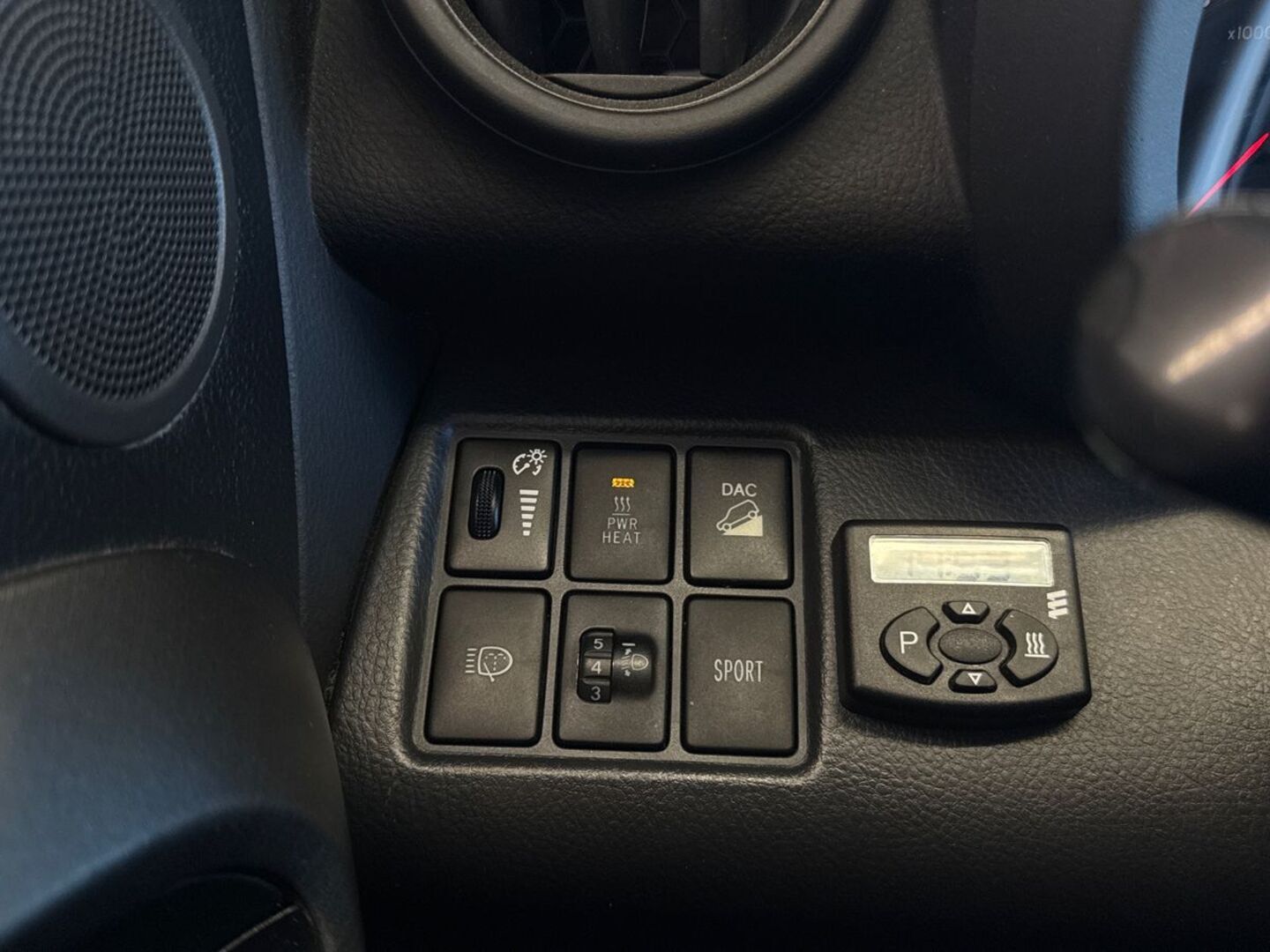 TOYOTA RAV4 29