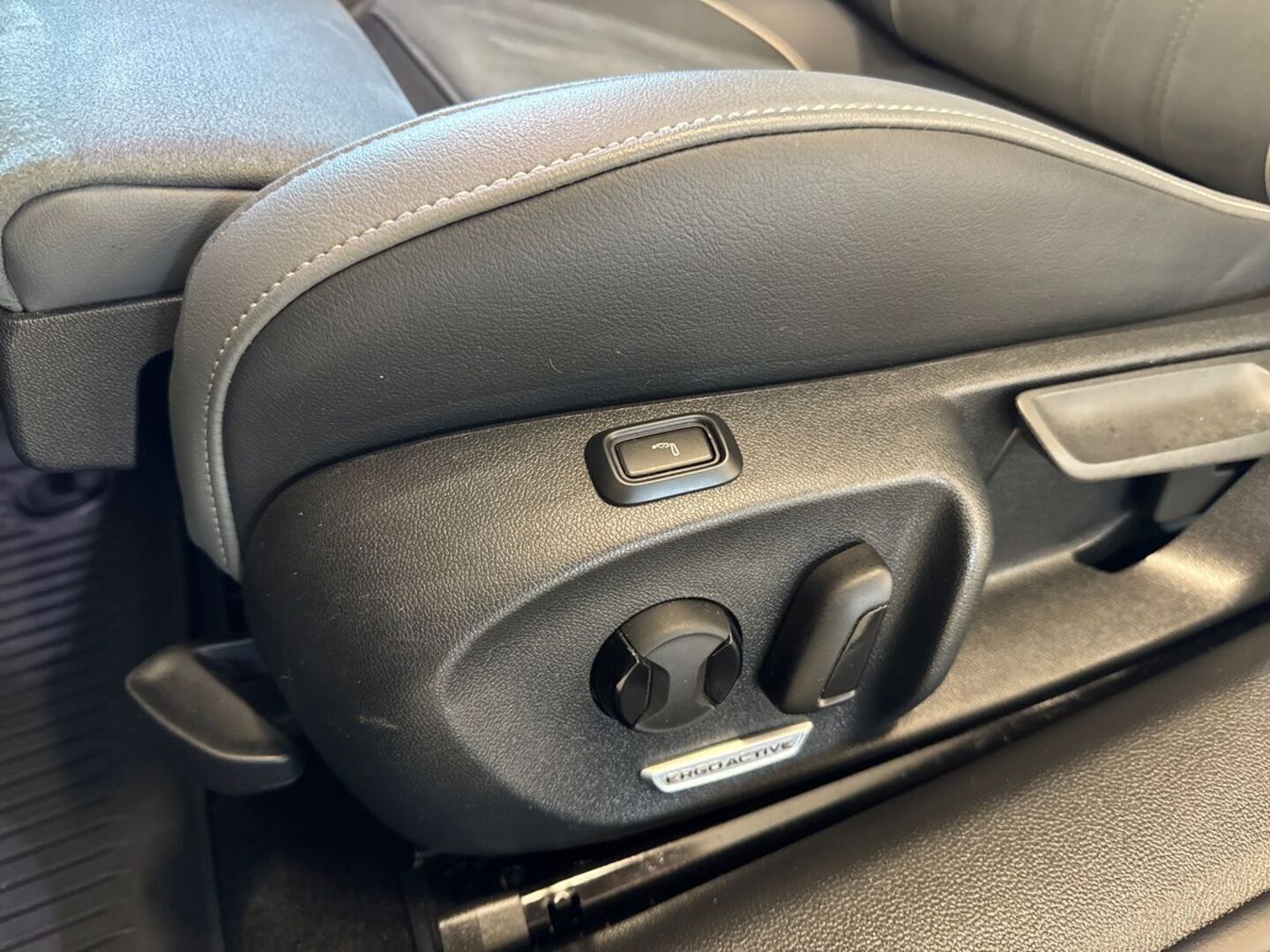 VOLKSWAGEN Passat 2024