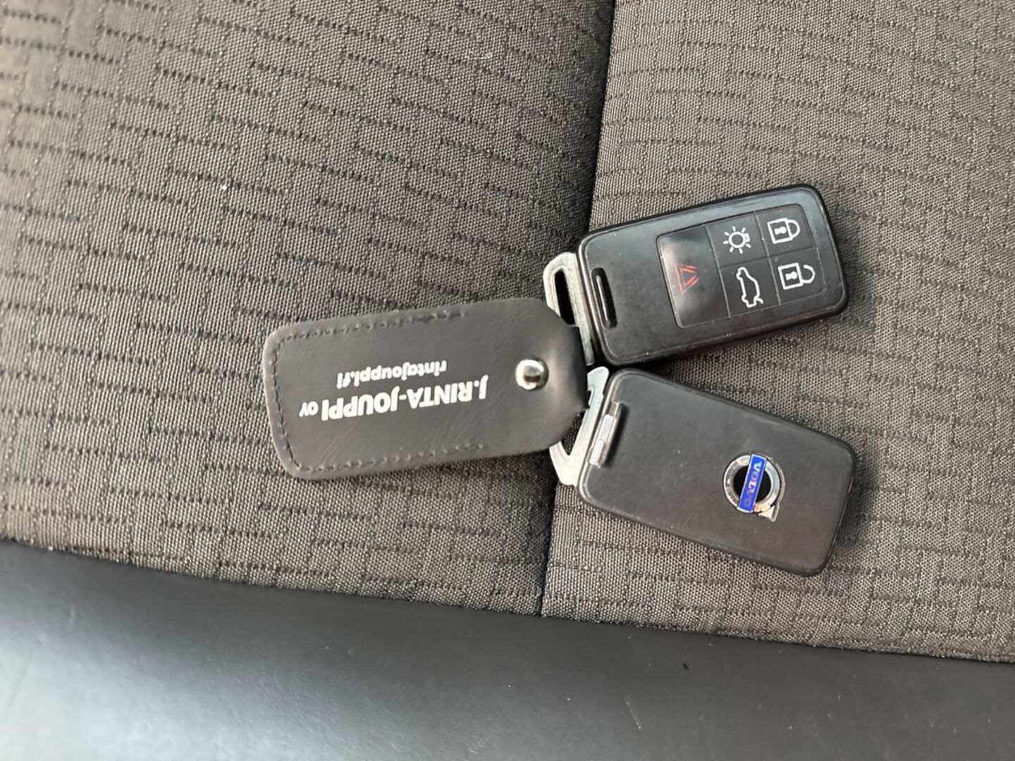 VOLVO V70 28
