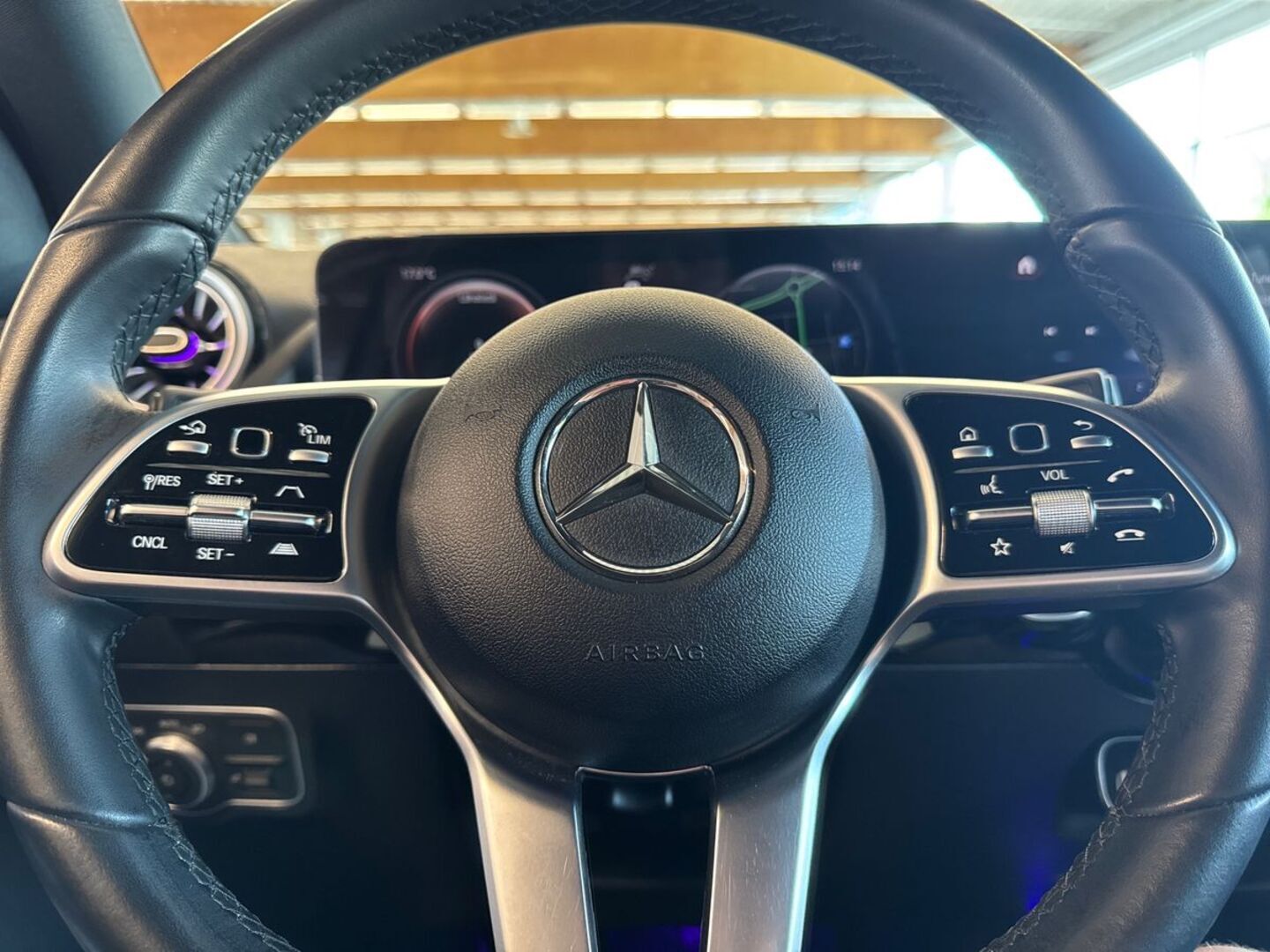 MERCEDES-BENZ EQA 2024