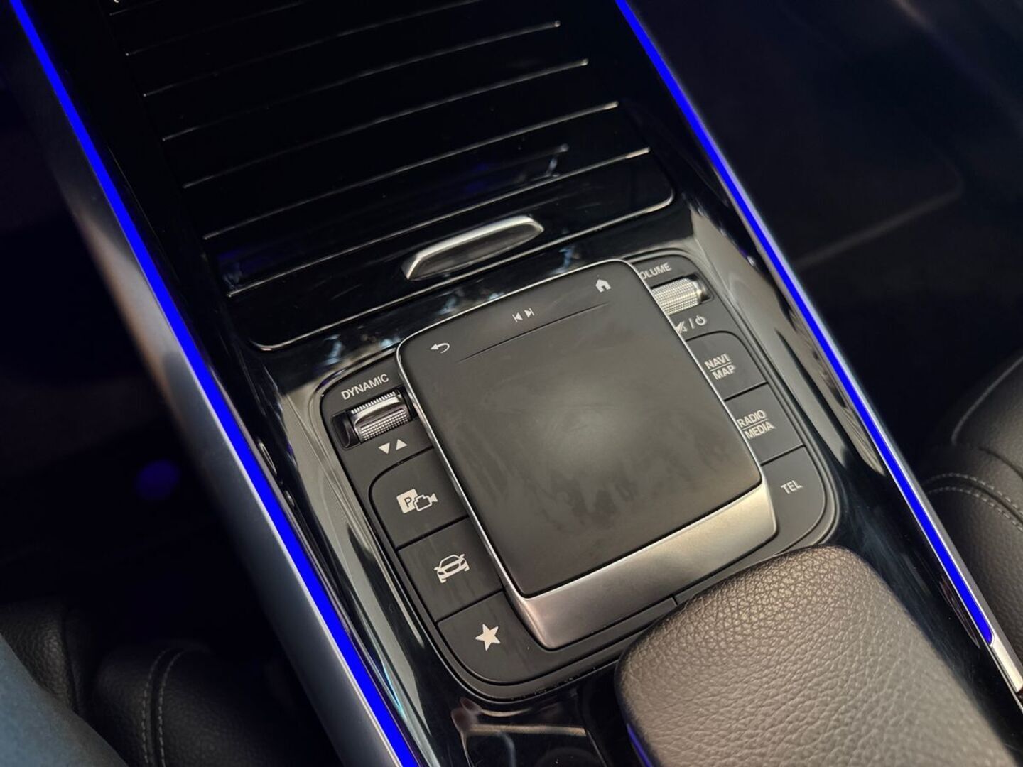 MERCEDES-BENZ EQA 2024