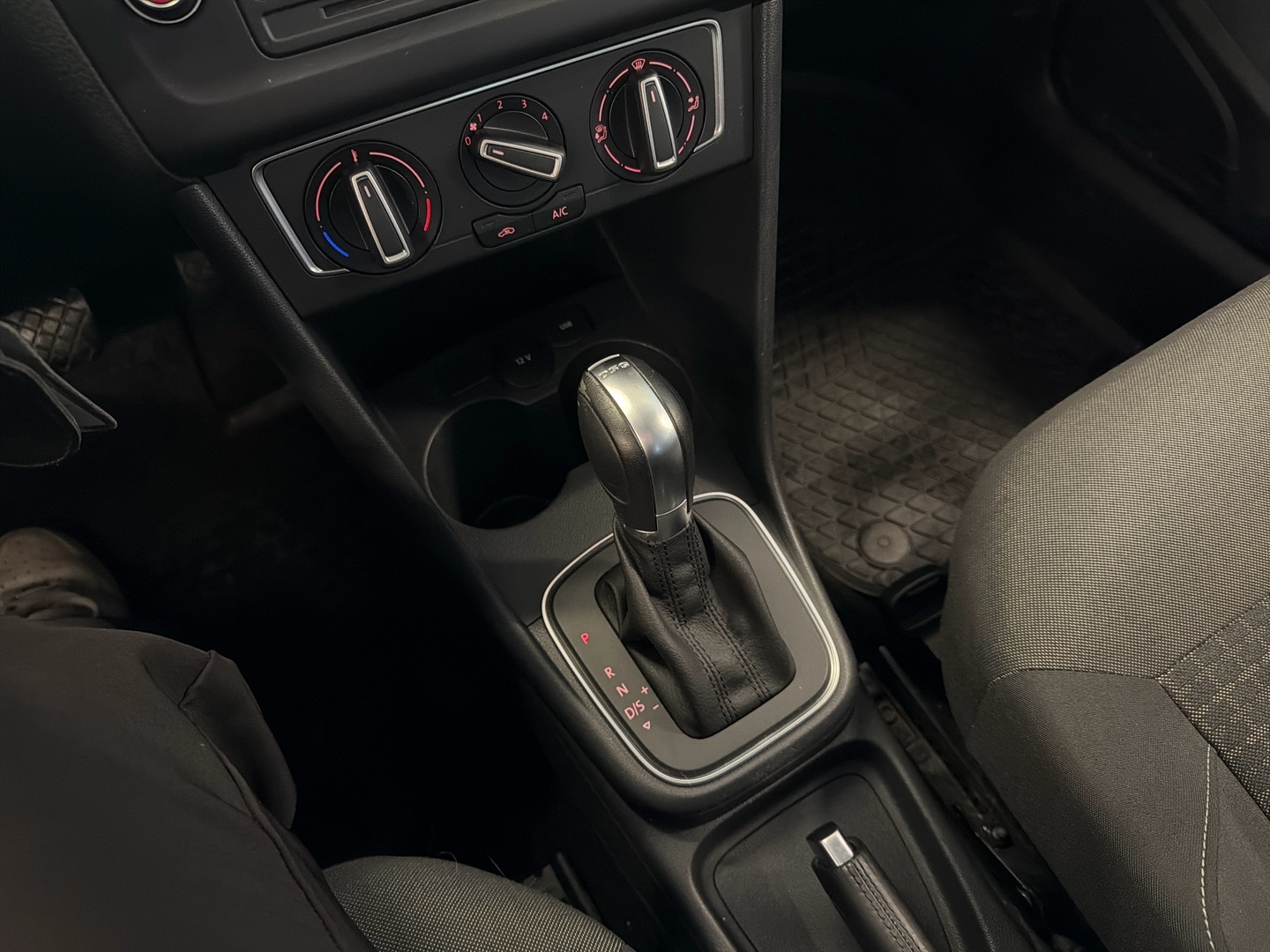 VOLKSWAGEN Polo 2014