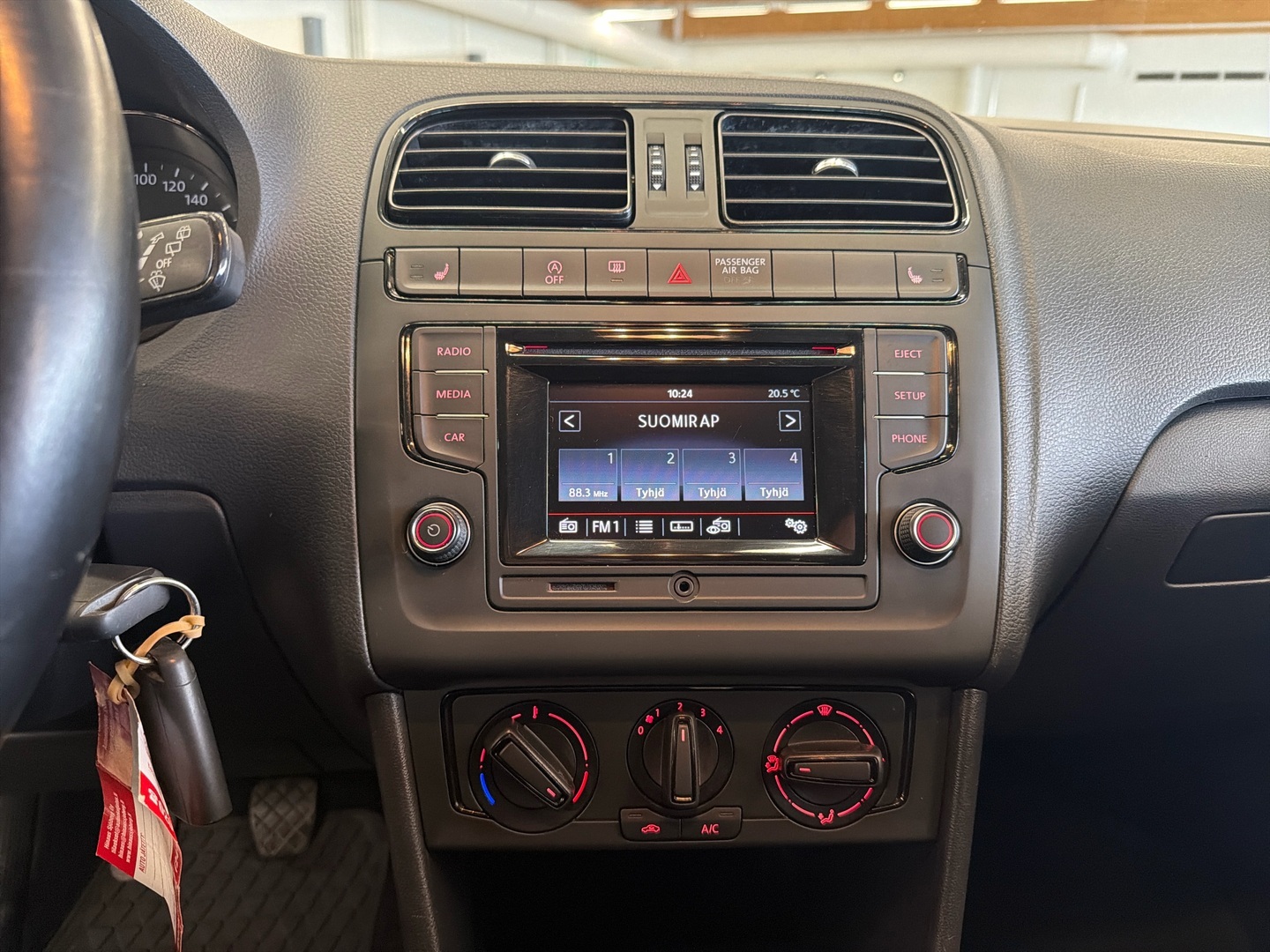 VOLKSWAGEN Polo 2016