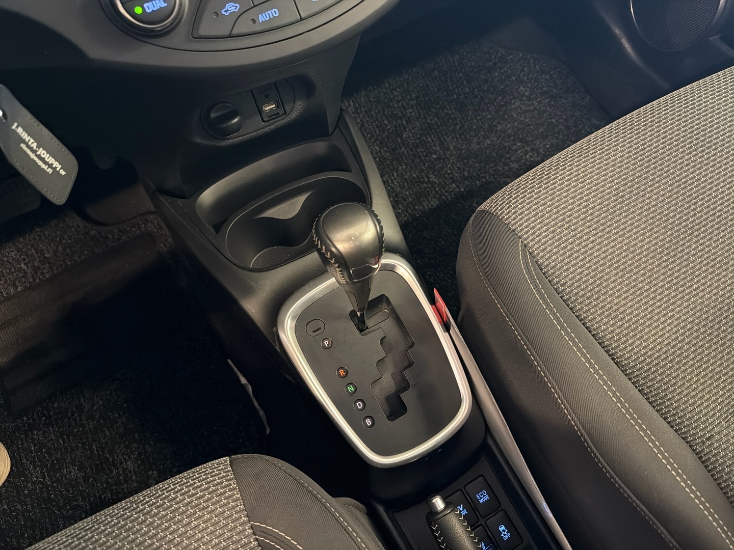 TOYOTA Yaris 2015