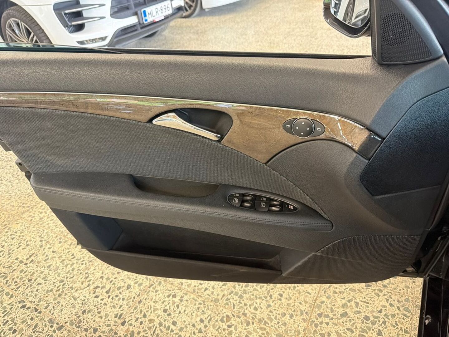 MERCEDES-BENZ E 2009