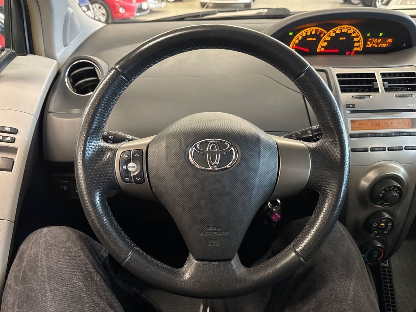 TOYOTA Yaris 2011