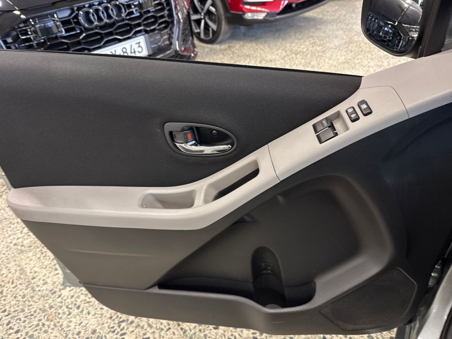 TOYOTA Yaris 2011