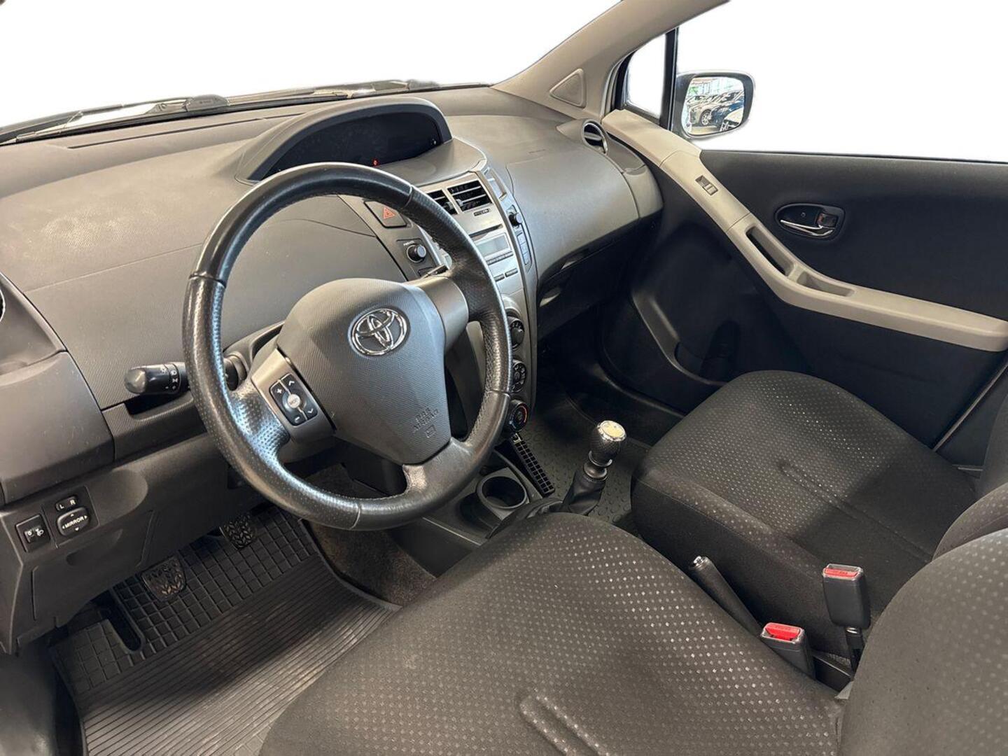 TOYOTA Yaris 2011