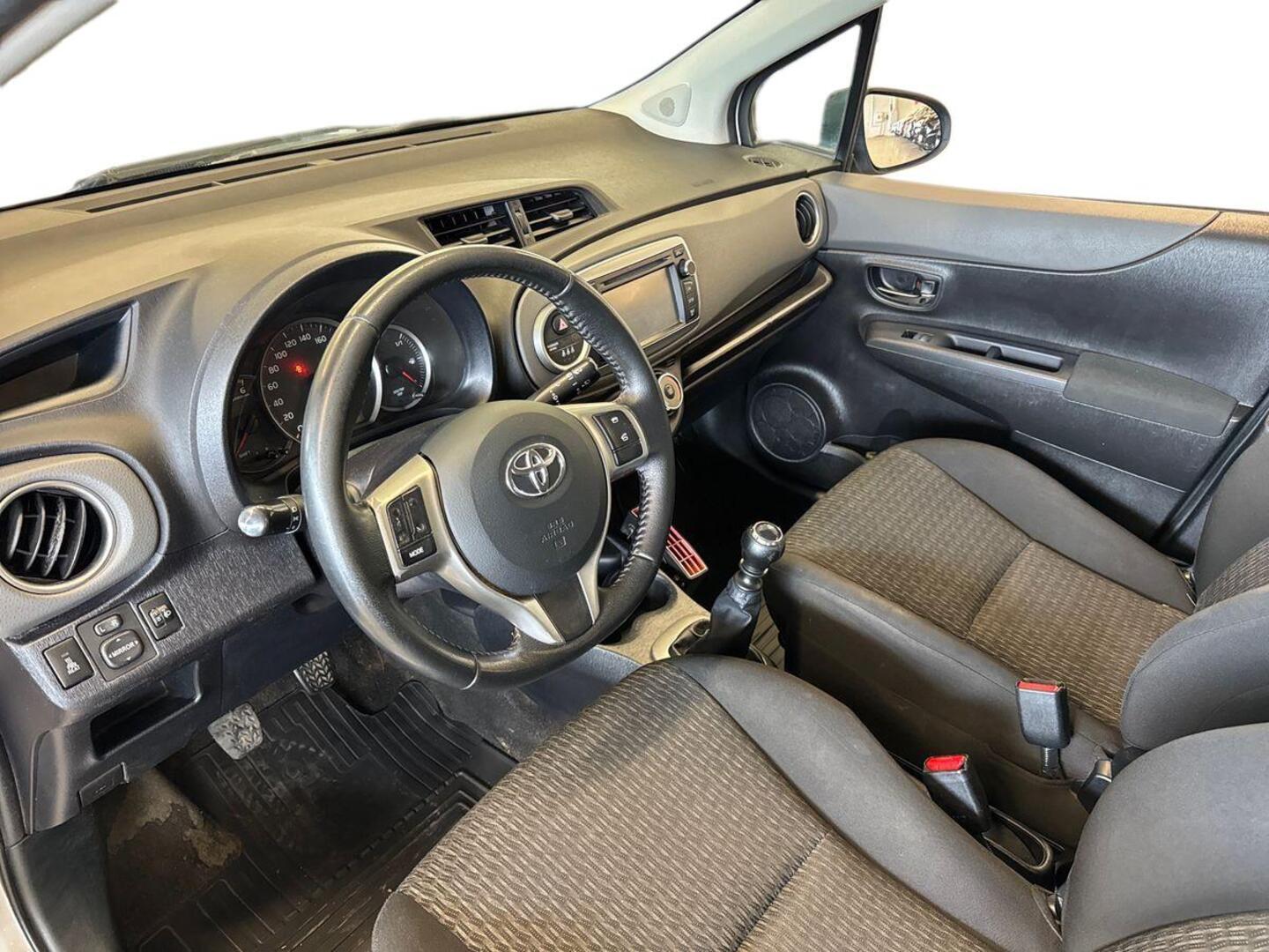 TOYOTA Yaris 2013